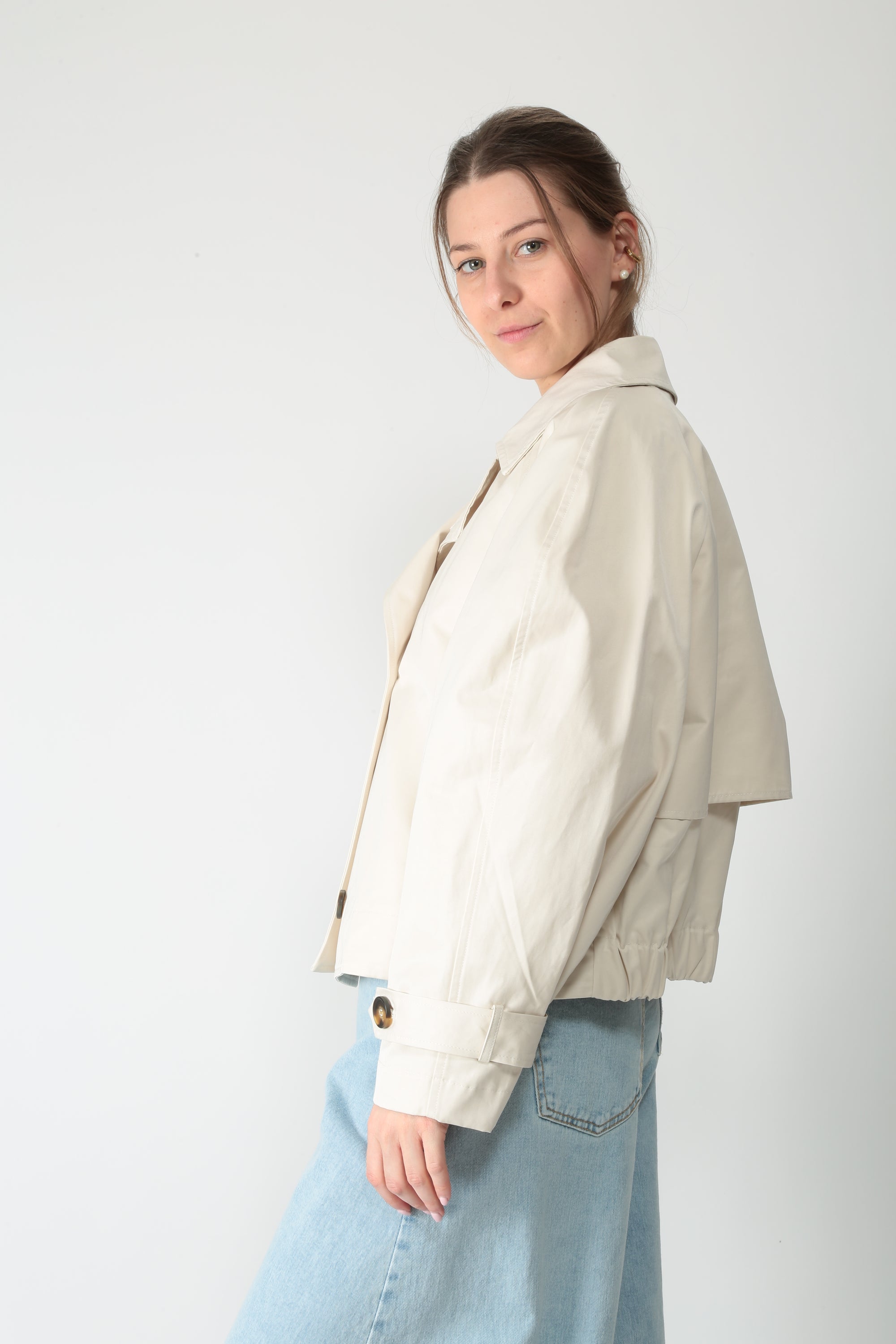 https://admin.shopify.com/store/gulieshop/products/16034870821213#:~:text=https%3A//www.gulieshop.it%20%E2%80%BA%20products%20%E2%80%BA%20tensione%2Din%2Dtrench%2Dcorto%2Dpe26%2D7017camp
