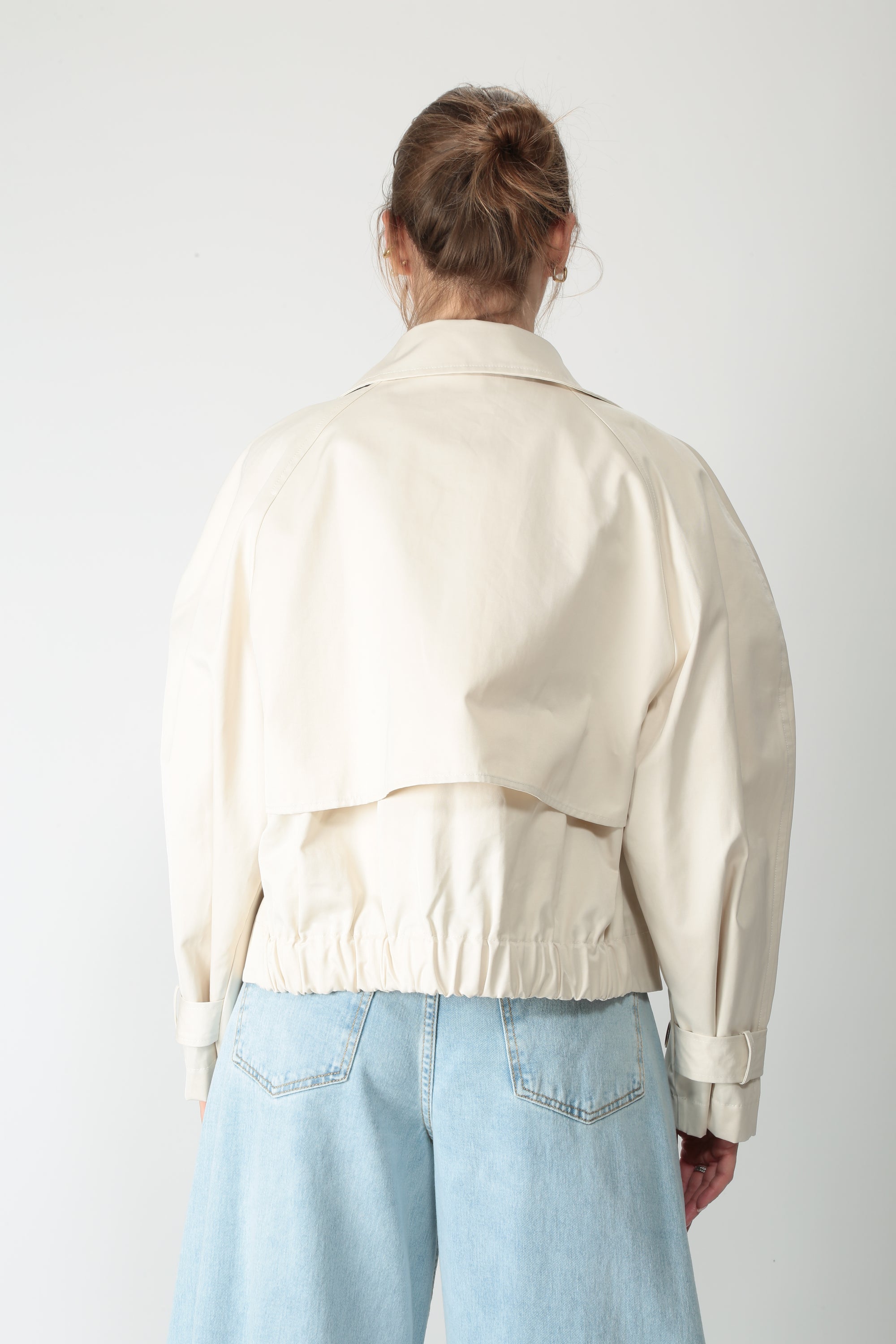 https://admin.shopify.com/store/gulieshop/products/16034870821213#:~:text=https%3A//www.gulieshop.it%20%E2%80%BA%20products%20%E2%80%BA%20tensione%2Din%2Dtrench%2Dcorto%2Dpe26%2D7017camp