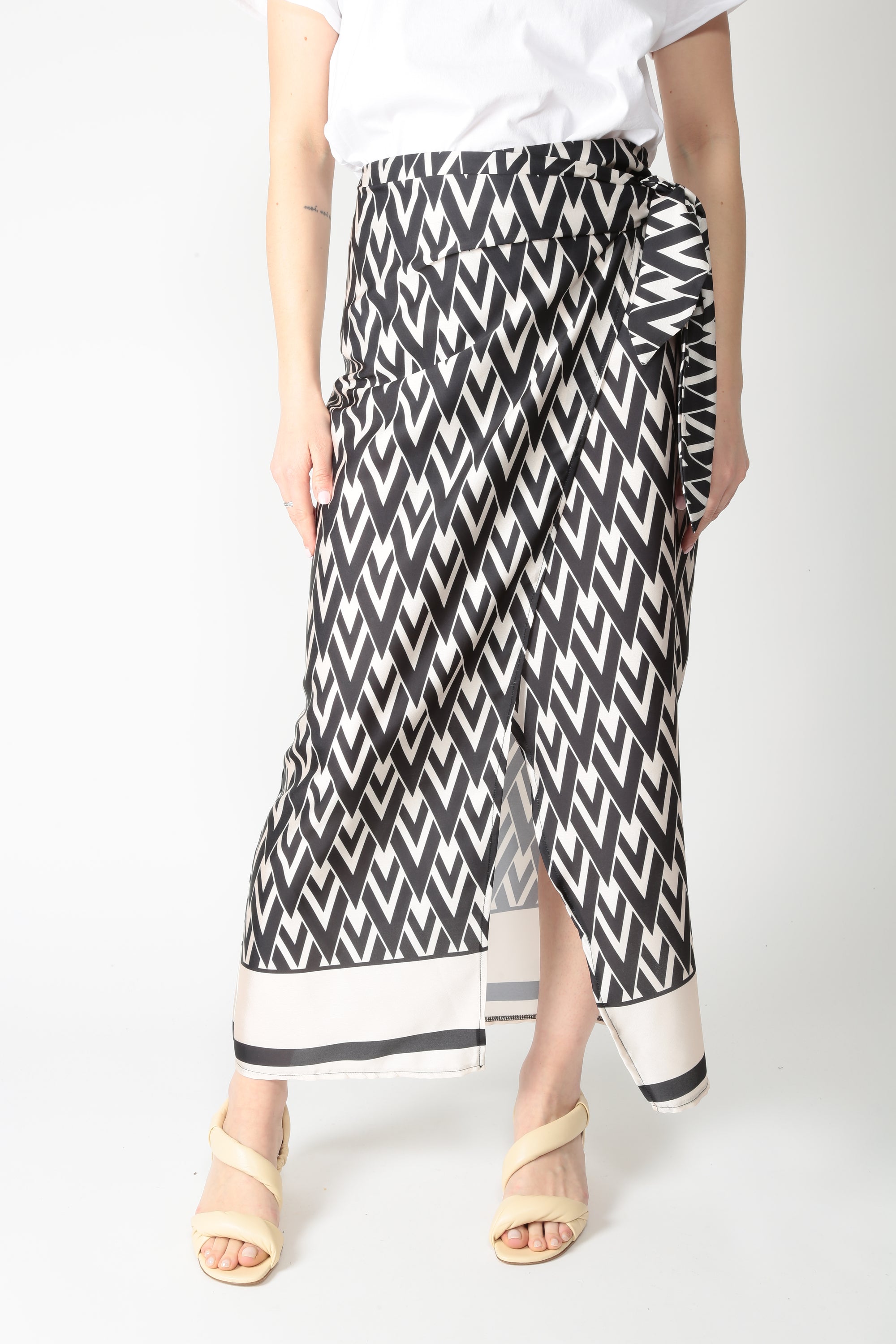 https://admin.shopify.com/store/gulieshop/products/16034870919517#:~:text=https%3A//www.gulieshop.it%20%E2%80%BA%20products%20%E2%80%BA%20tensione%2Din%2Dgonna%2Dpareo%2Dpe2600017camp