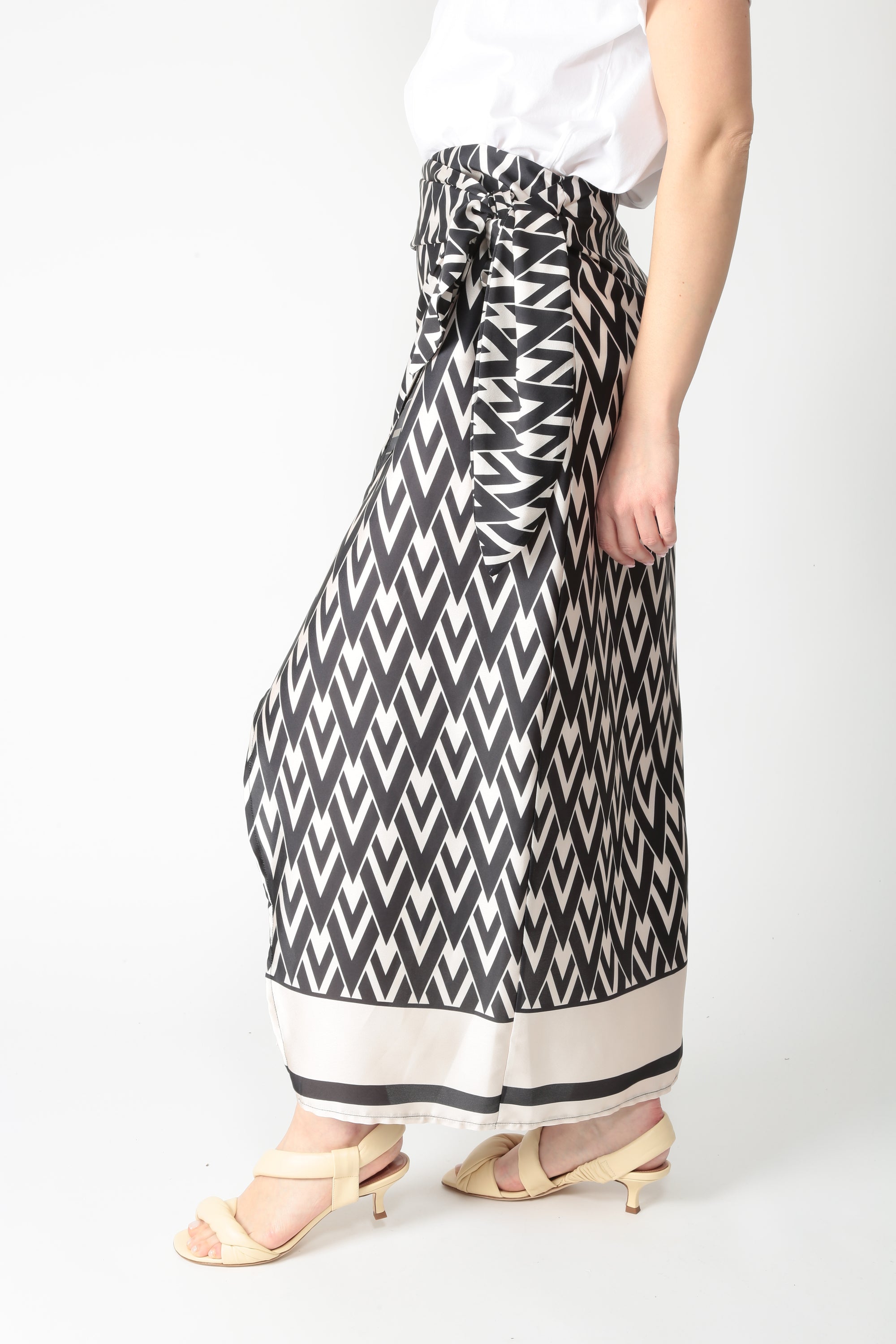 https://admin.shopify.com/store/gulieshop/products/16034870919517#:~:text=https%3A//www.gulieshop.it%20%E2%80%BA%20products%20%E2%80%BA%20tensione%2Din%2Dgonna%2Dpareo%2Dpe2600017camp