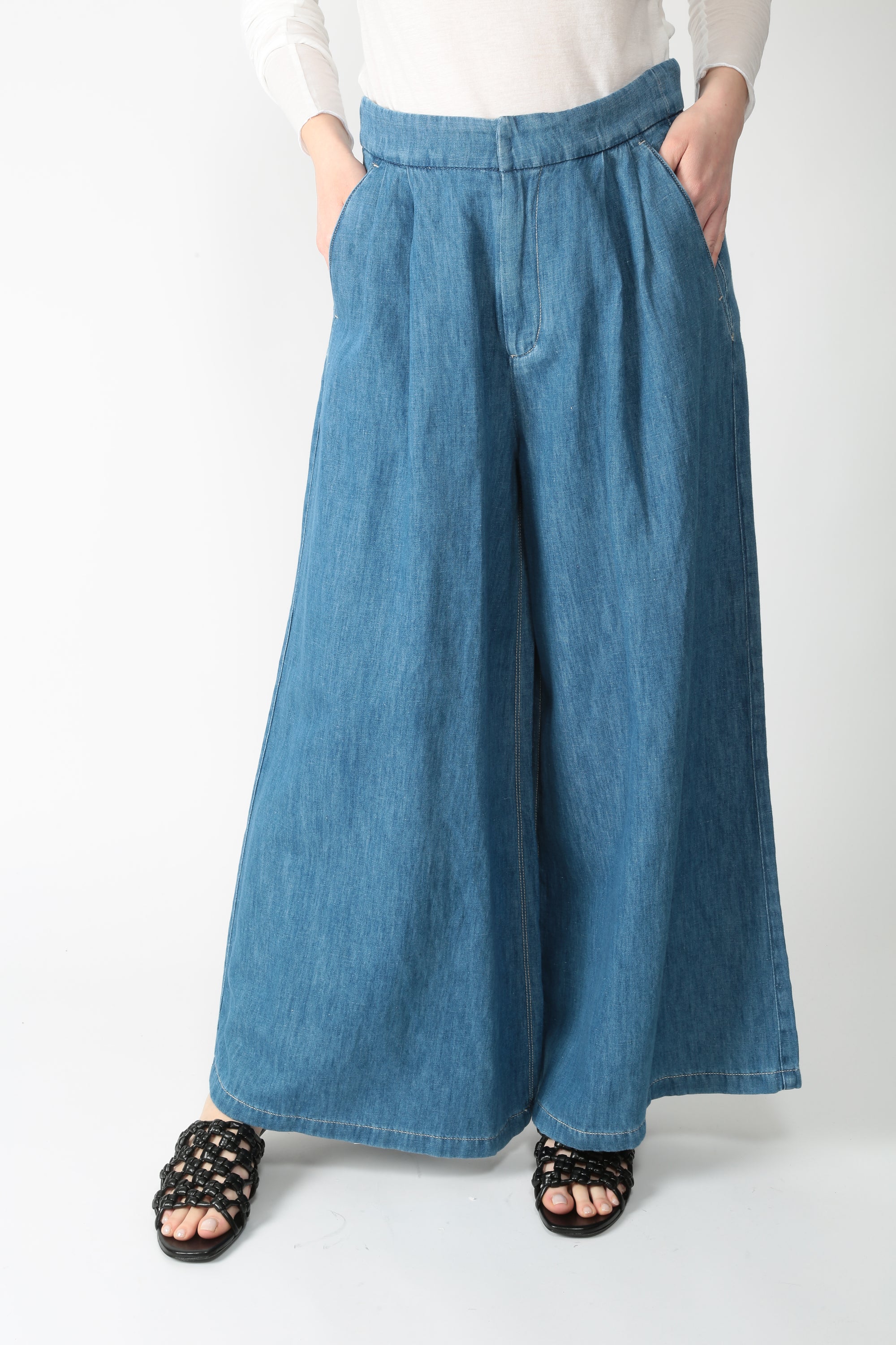 https://admin.shopify.com/store/gulieshop/products/16025720193373#:~:text=https%3A//www.gulieshop.it%20%E2%80%BA%20products%20%E2%80%BA%20s%2Dmaxmara%2Djeans%2Dampio%2Ddoppia%2Dpinces%2Dsmmnastro