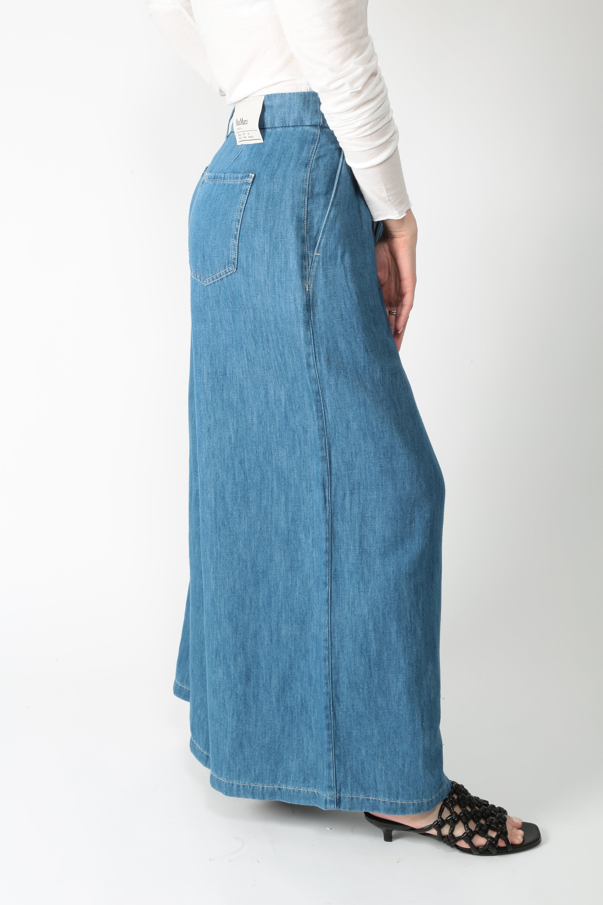 https://admin.shopify.com/store/gulieshop/products/16025720193373#:~:text=https%3A//www.gulieshop.it%20%E2%80%BA%20products%20%E2%80%BA%20s%2Dmaxmara%2Djeans%2Dampio%2Ddoppia%2Dpinces%2Dsmmnastro