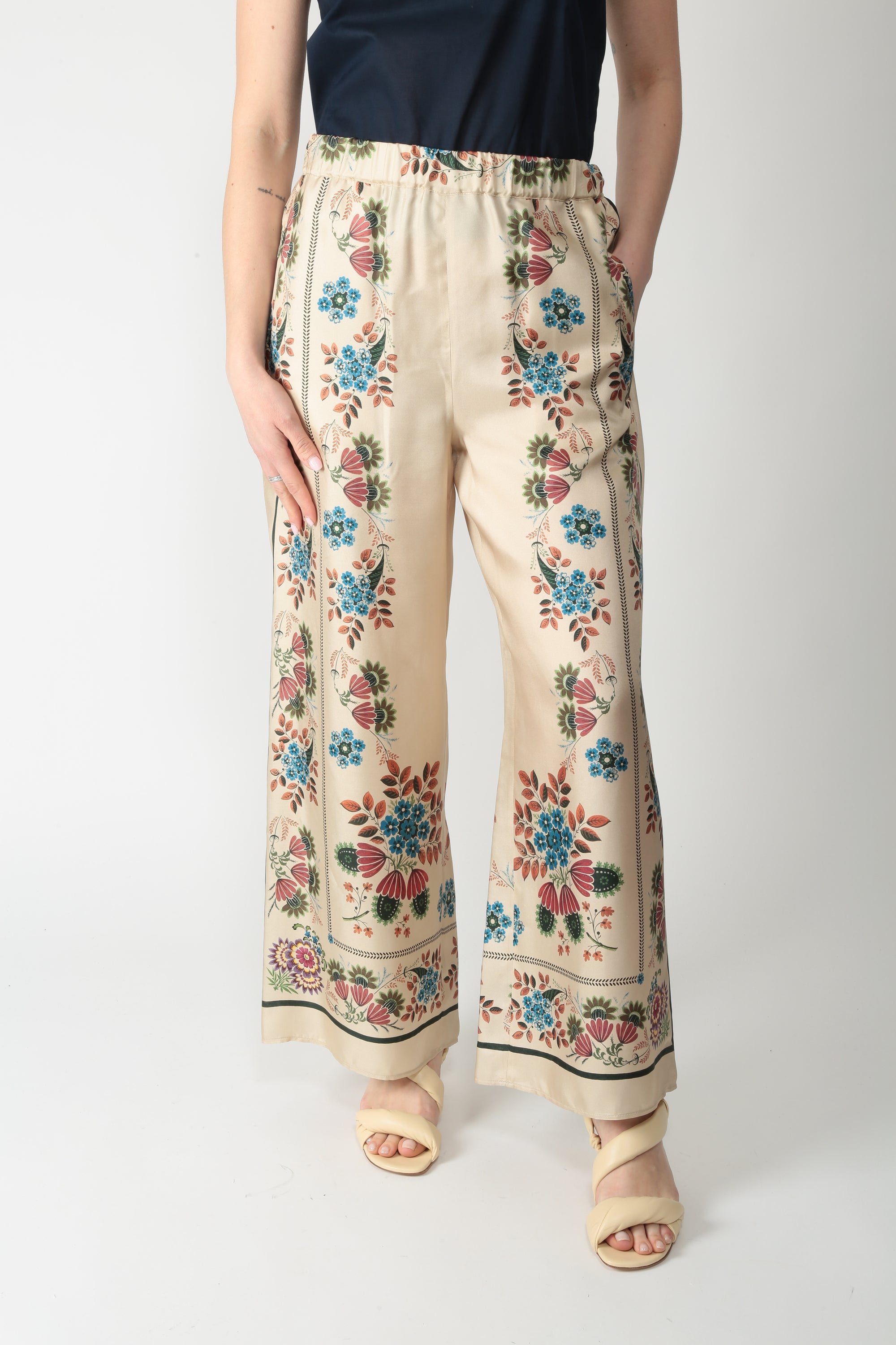 https://admin.shopify.com/store/gulieshop/products/16025719439709#:~:text=https%3A//www.gulieshop.it%20%E2%80%BA%20products%20%E2%80%BA%20maxmara%2Dweekend%2Dpantalone%2Din%2Dseta%2Dstampata%2Dwkdsnack