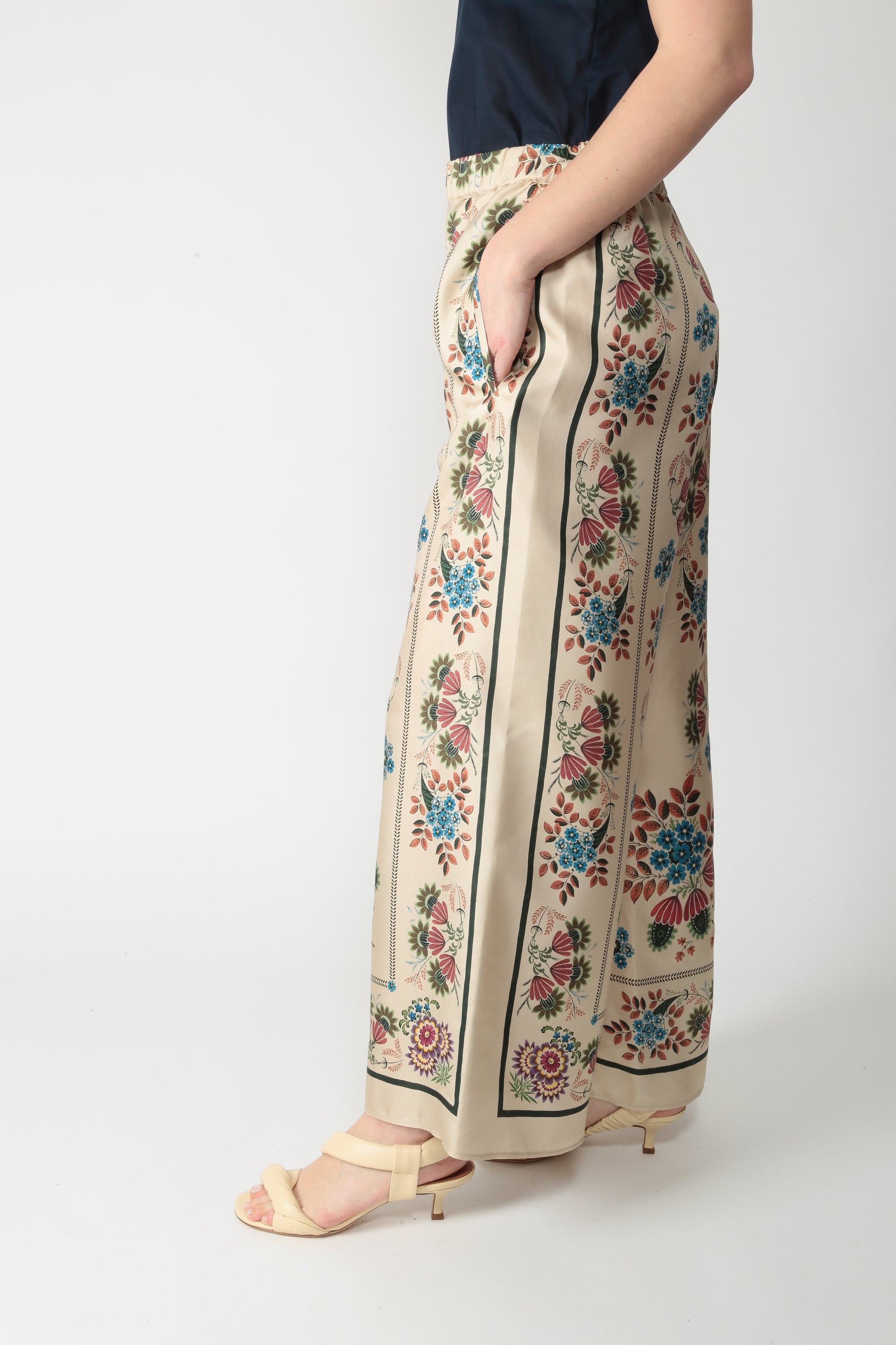 https://admin.shopify.com/store/gulieshop/products/16025719439709#:~:text=https%3A//www.gulieshop.it%20%E2%80%BA%20products%20%E2%80%BA%20maxmara%2Dweekend%2Dpantalone%2Din%2Dseta%2Dstampata%2Dwkdsnack