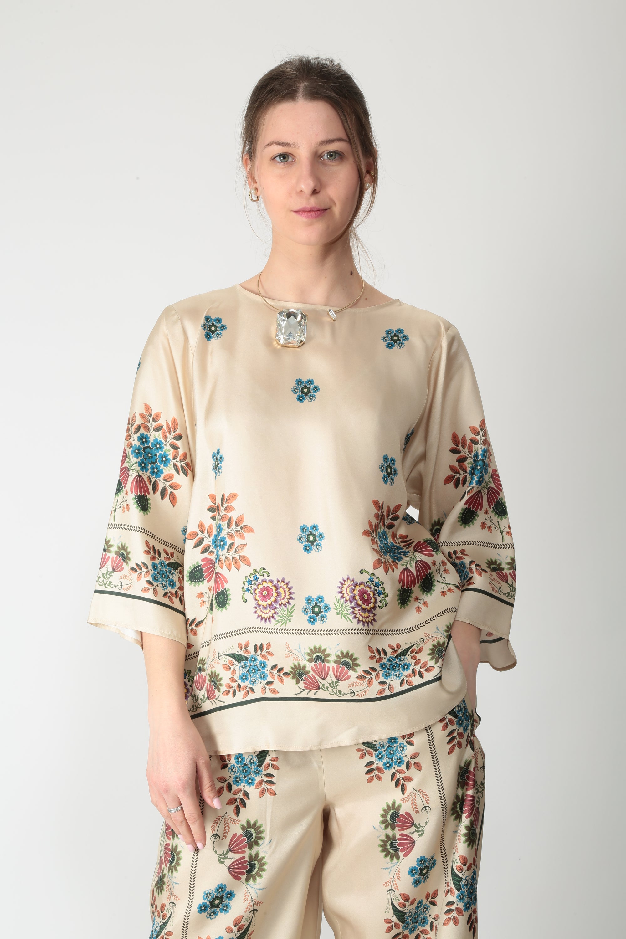 https://admin.shopify.com/store/gulieshop/products/16025719341405#:~:text=https%3A//www.gulieshop.it%20%E2%80%BA%20products%20%E2%80%BA%20maxmara%2Dweekend%2Dblusa%2Din%2Dseta%2Dstampata%2Dwkdsamba