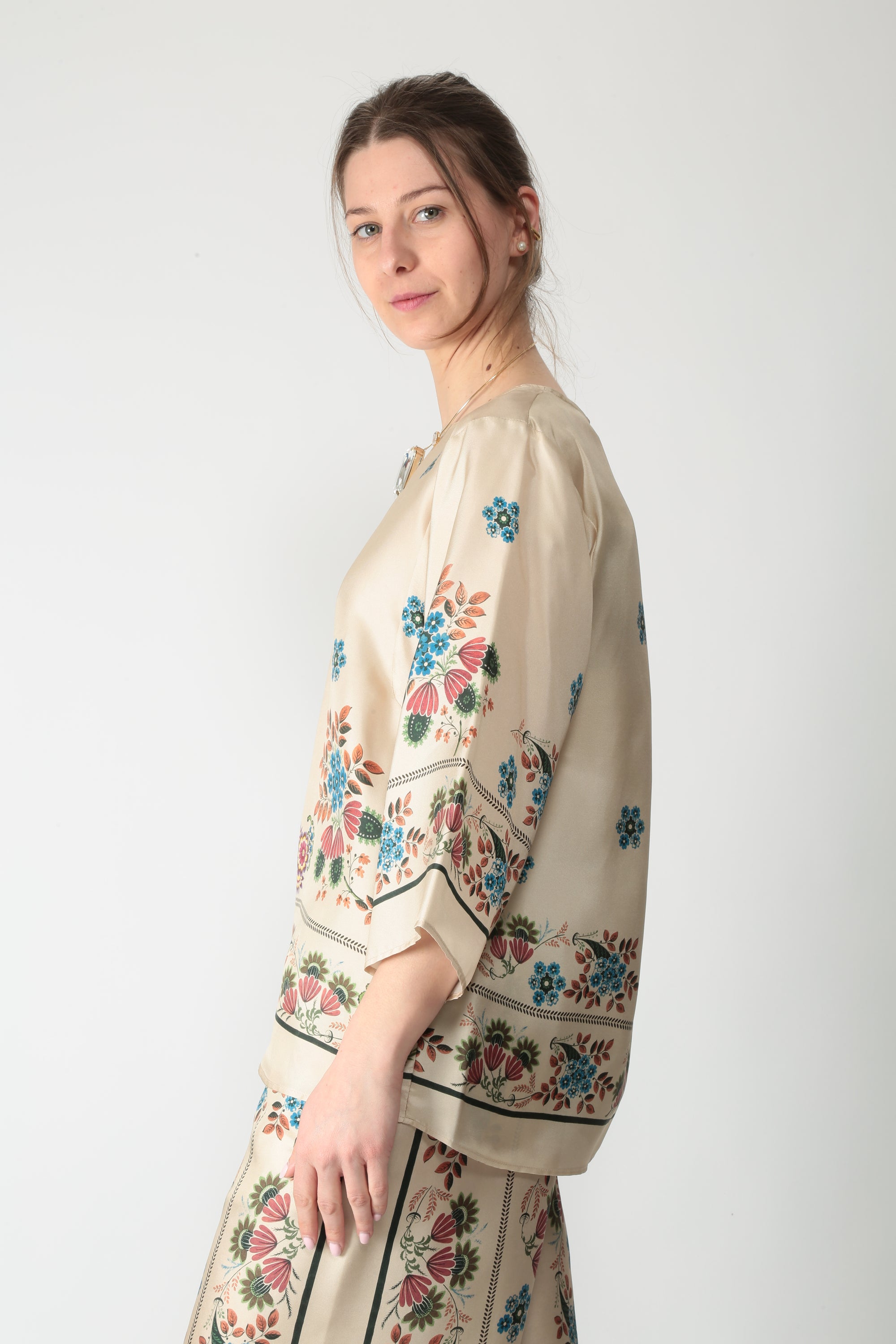 https://admin.shopify.com/store/gulieshop/products/16025719341405#:~:text=https%3A//www.gulieshop.it%20%E2%80%BA%20products%20%E2%80%BA%20maxmara%2Dweekend%2Dblusa%2Din%2Dseta%2Dstampata%2Dwkdsamba