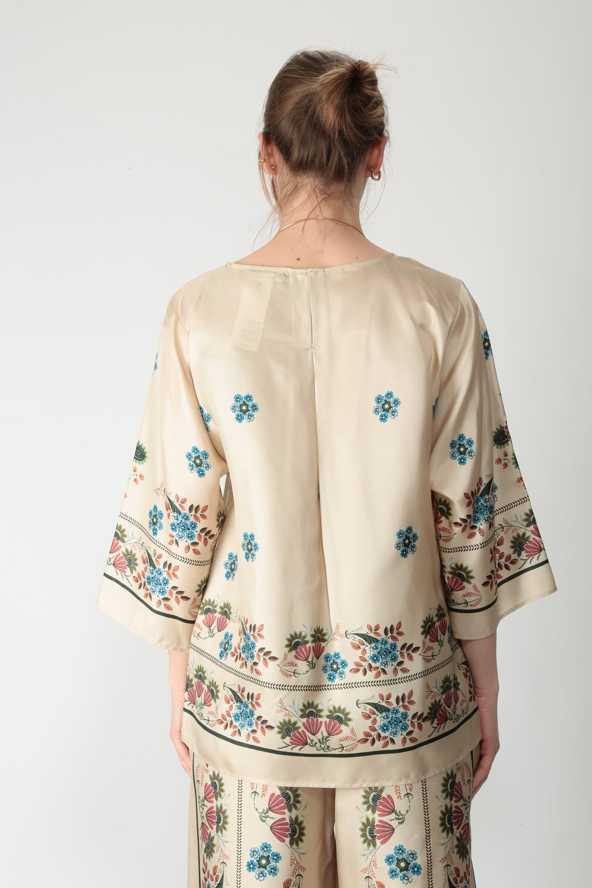 https://admin.shopify.com/store/gulieshop/products/16025719341405#:~:text=https%3A//www.gulieshop.it%20%E2%80%BA%20products%20%E2%80%BA%20maxmara%2Dweekend%2Dblusa%2Din%2Dseta%2Dstampata%2Dwkdsamba