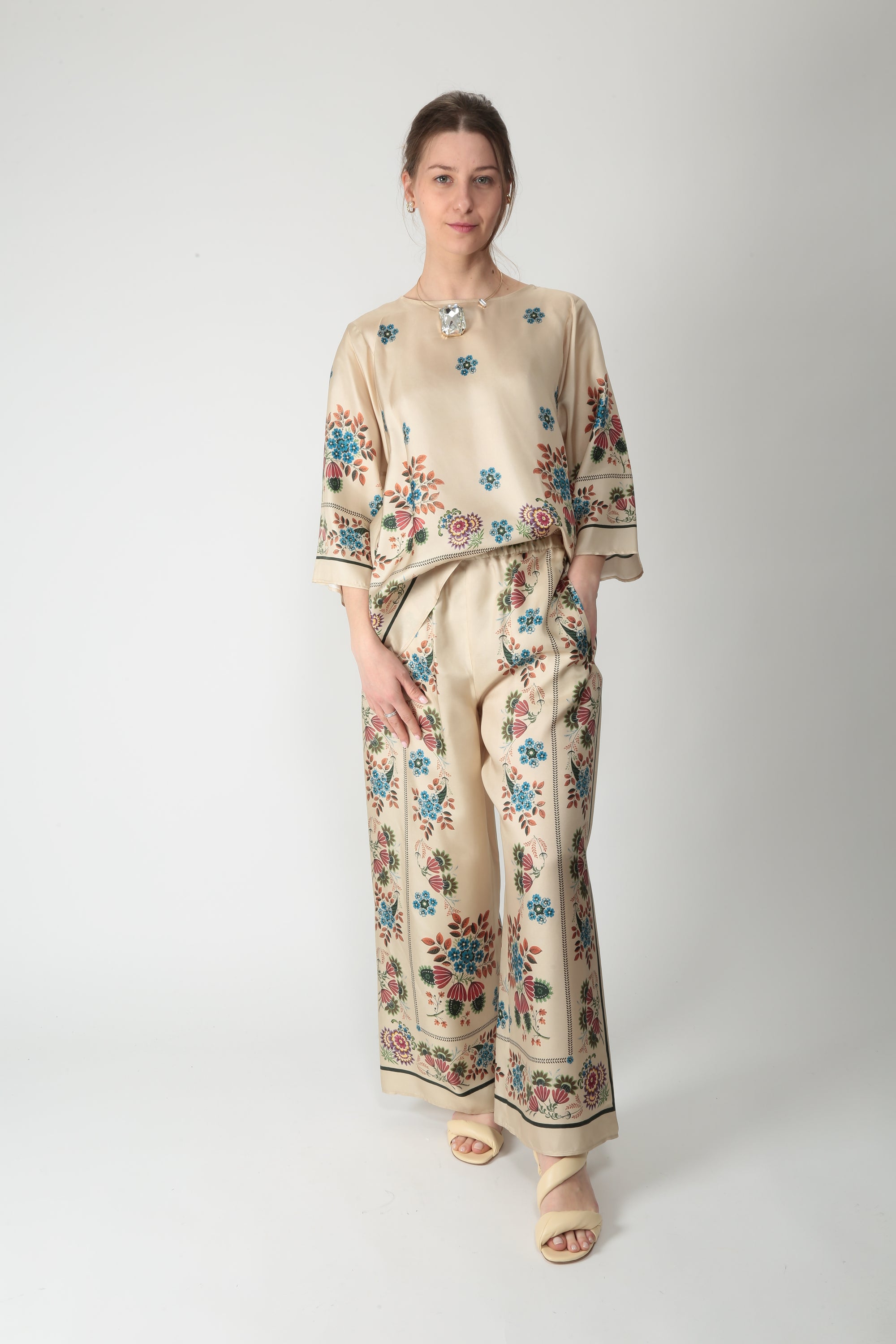 https://admin.shopify.com/store/gulieshop/products/16025719439709#:~:text=https%3A//www.gulieshop.it%20%E2%80%BA%20products%20%E2%80%BA%20maxmara%2Dweekend%2Dpantalone%2Din%2Dseta%2Dstampata%2Dwkdsnack