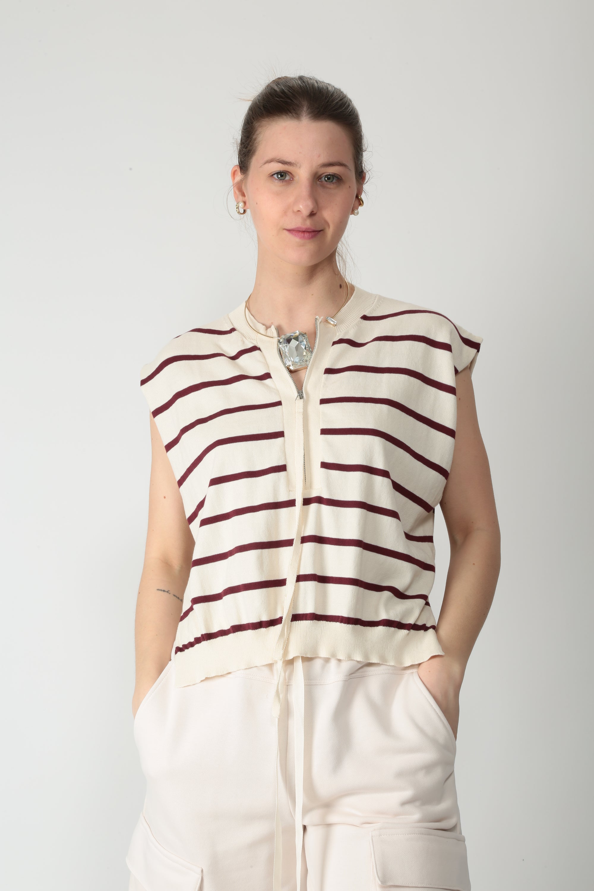 https://admin.shopify.com/store/gulieshop/products/16039609336157#:~:text=https%3A//www.gulieshop.it%20%E2%80%BA%20products%20%E2%80%BA%20jei%2Do%2Dlaboratorio%2Dgilet%2Din%2Dfilo%2Da%2Drighe%2D4616