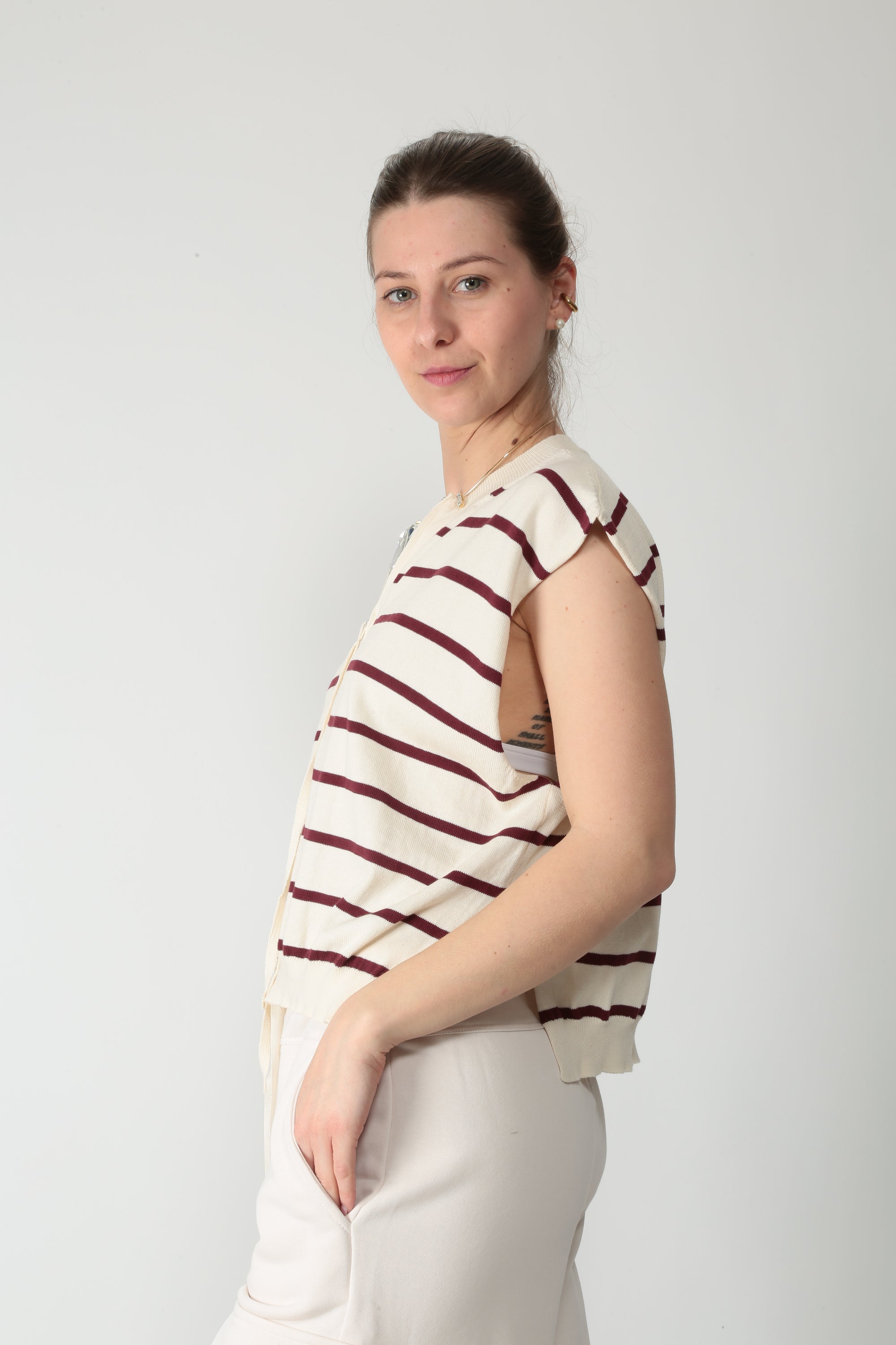 https://admin.shopify.com/store/gulieshop/products/16039609336157#:~:text=https%3A//www.gulieshop.it%20%E2%80%BA%20products%20%E2%80%BA%20jei%2Do%2Dlaboratorio%2Dgilet%2Din%2Dfilo%2Da%2Drighe%2D4616