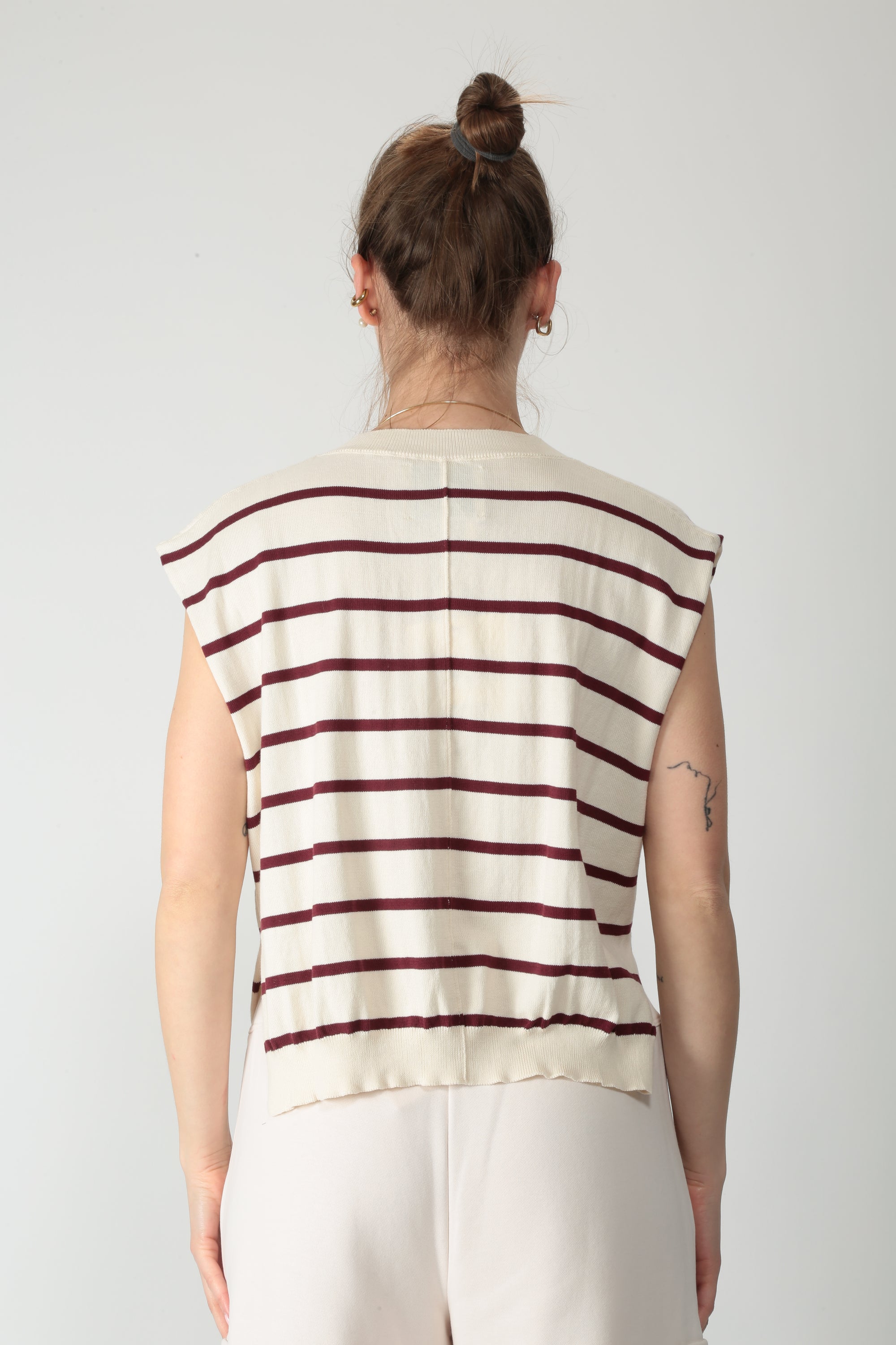 https://admin.shopify.com/store/gulieshop/products/16039609336157#:~:text=https%3A//www.gulieshop.it%20%E2%80%BA%20products%20%E2%80%BA%20jei%2Do%2Dlaboratorio%2Dgilet%2Din%2Dfilo%2Da%2Drighe%2D4616