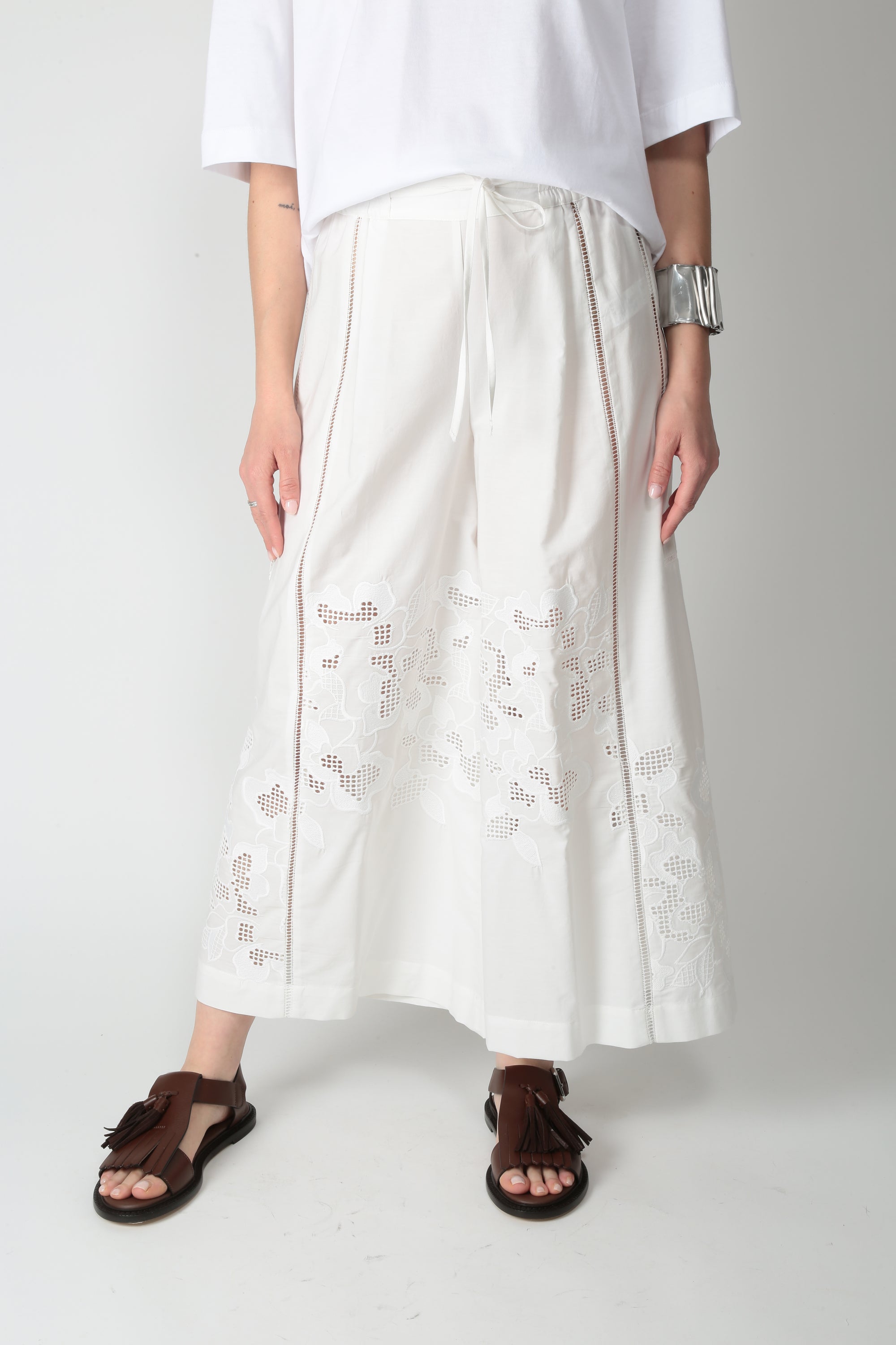 https://admin.shopify.com/store/gulieshop/products/16027972370781#:~:text=https%3A//www.gulieshop.it%20%E2%80%BA%20products%20%E2%80%BA%20beatrice%2Dpantalone%2Dcropped%2Dcon%2Dpizzo%2D26fe1130ri921