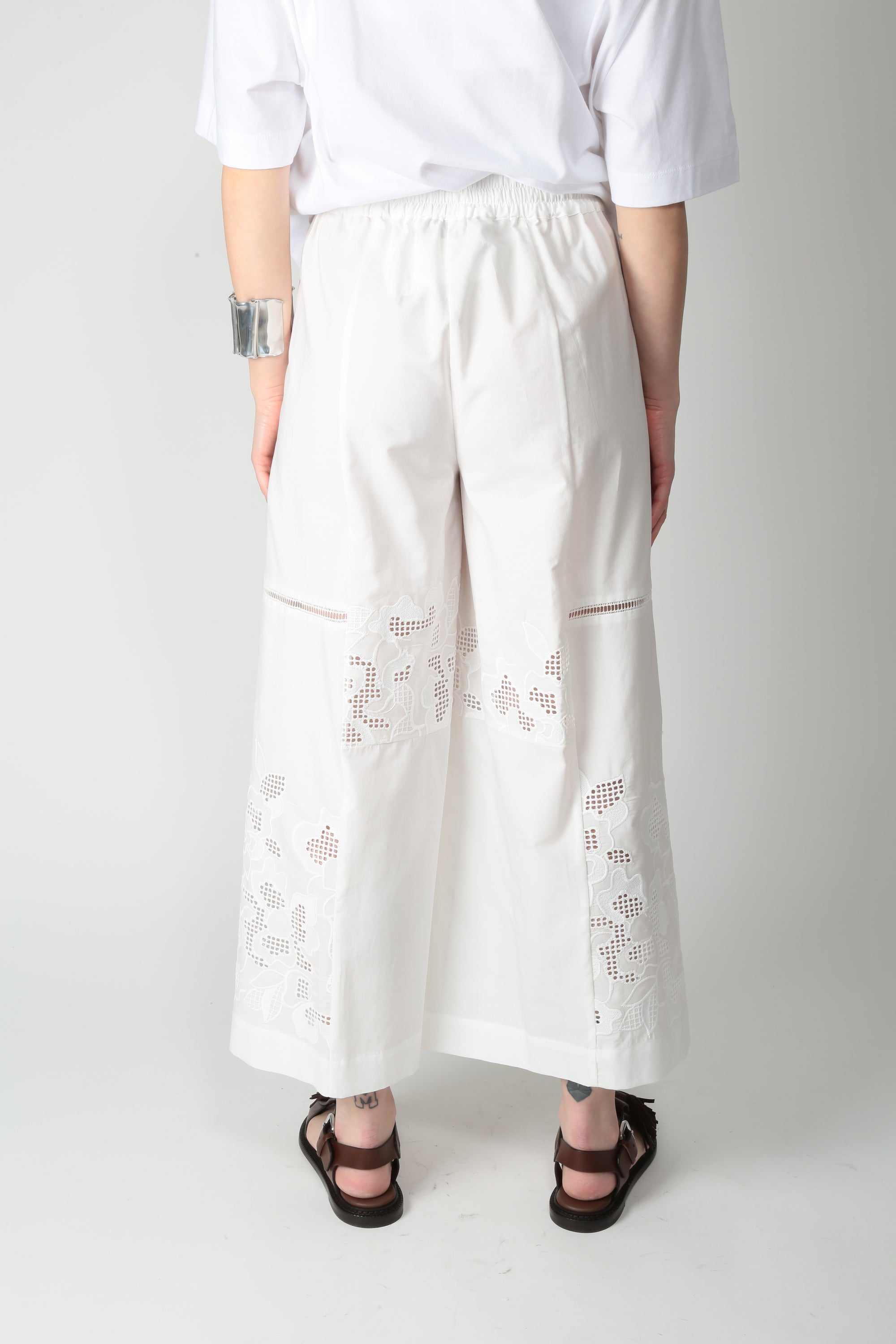 https://admin.shopify.com/store/gulieshop/products/16027972370781#:~:text=https%3A//www.gulieshop.it%20%E2%80%BA%20products%20%E2%80%BA%20beatrice%2Dpantalone%2Dcropped%2Dcon%2Dpizzo%2D26fe1130ri921