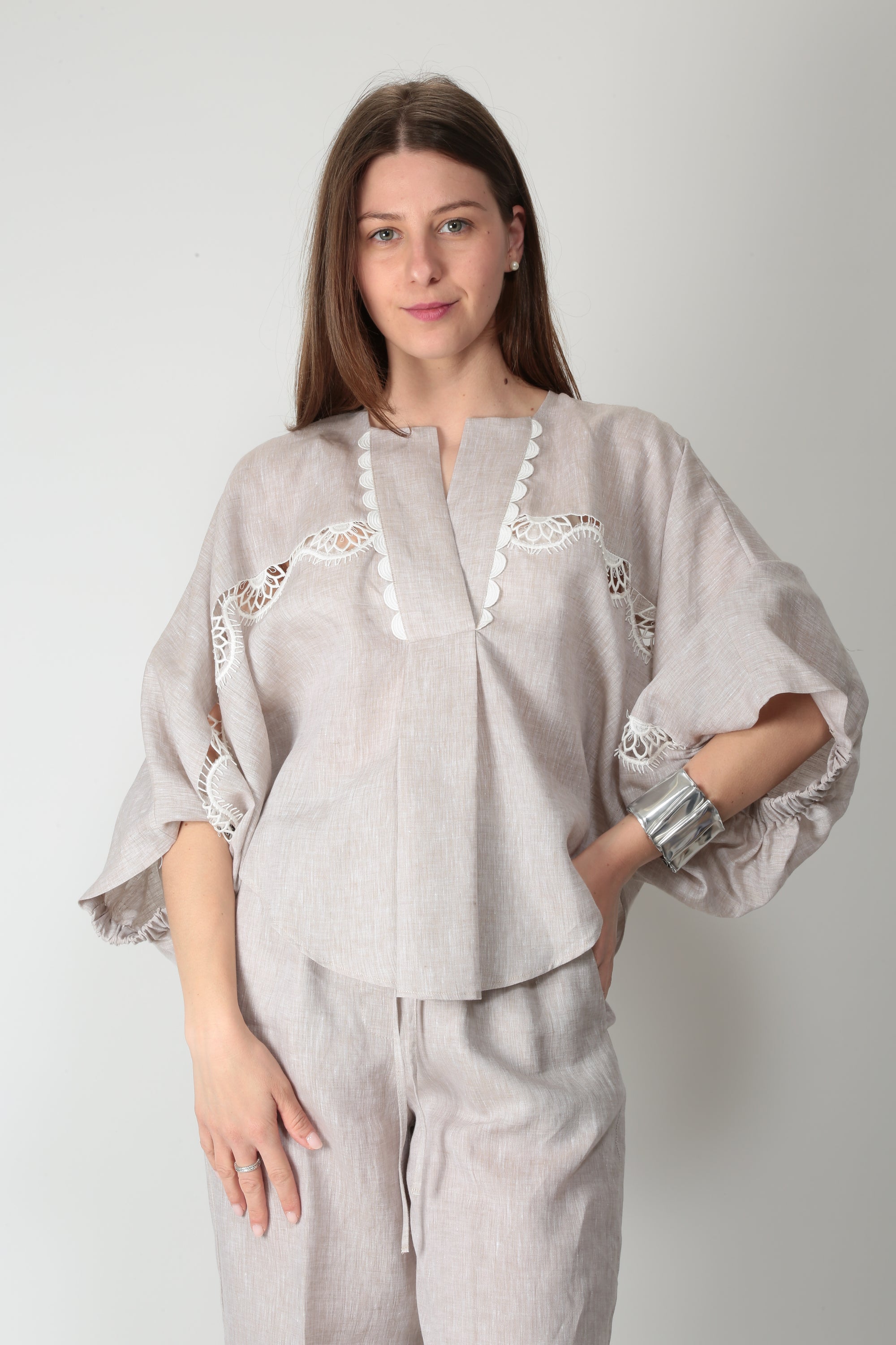 https://admin.shopify.com/store/gulieshop/products/16027972010333#:~:text=https%3A//www.gulieshop.it%20%E2%80%BA%20products%20%E2%80%BA%20beatrice%2Dcamicia%2Dcon%2Dpizzo%2D26fe4367hawaii