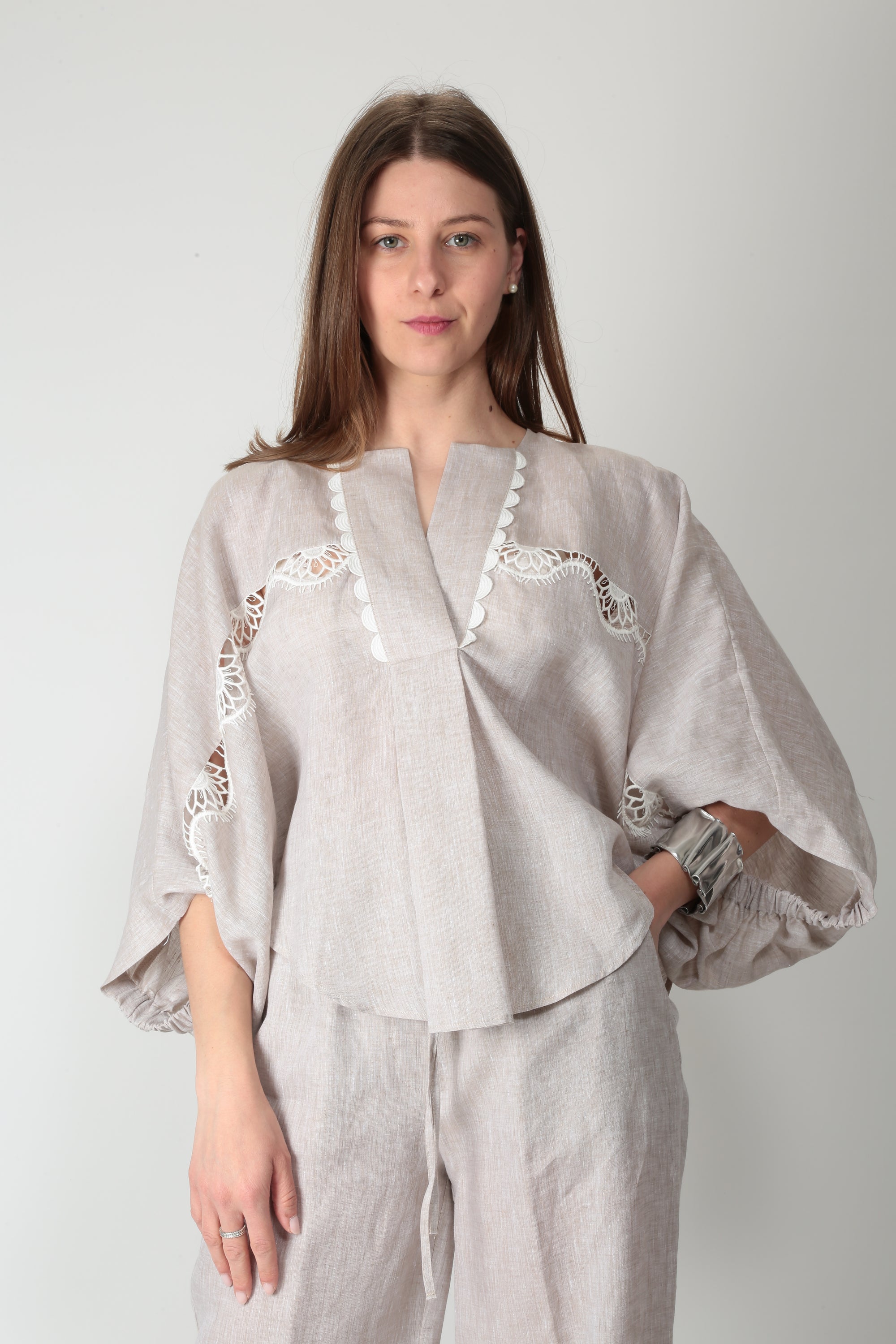 https://admin.shopify.com/store/gulieshop/products/16027972010333#:~:text=https%3A//www.gulieshop.it%20%E2%80%BA%20products%20%E2%80%BA%20beatrice%2Dcamicia%2Dcon%2Dpizzo%2D26fe4367hawaii