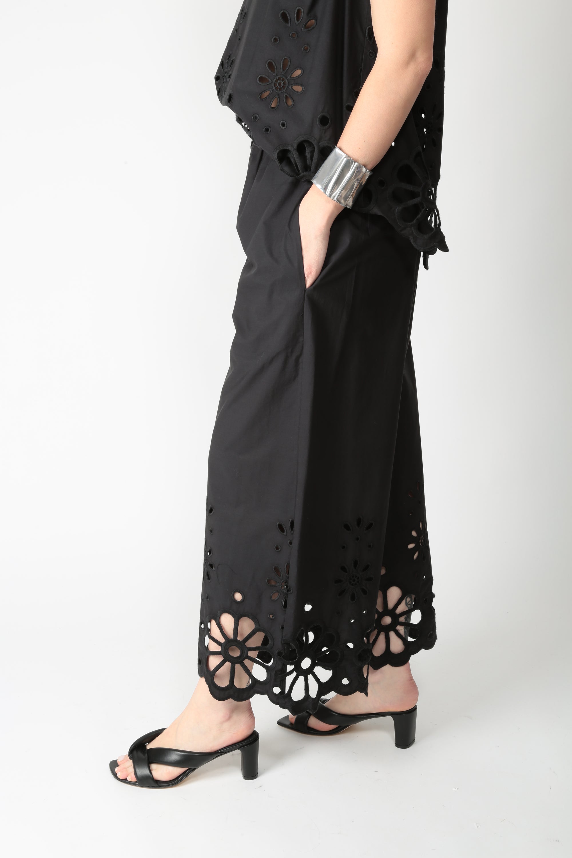 https://admin.shopify.com/store/gulieshop/products/16084793459037#:~:text=https%3A//www.gulieshop.it%20%E2%80%BA%20products%20%E2%80%BA%20meimeij%2Dpantalone%2Dcon%2Dmotivo%2Dsangallo%2Dm6eaa2