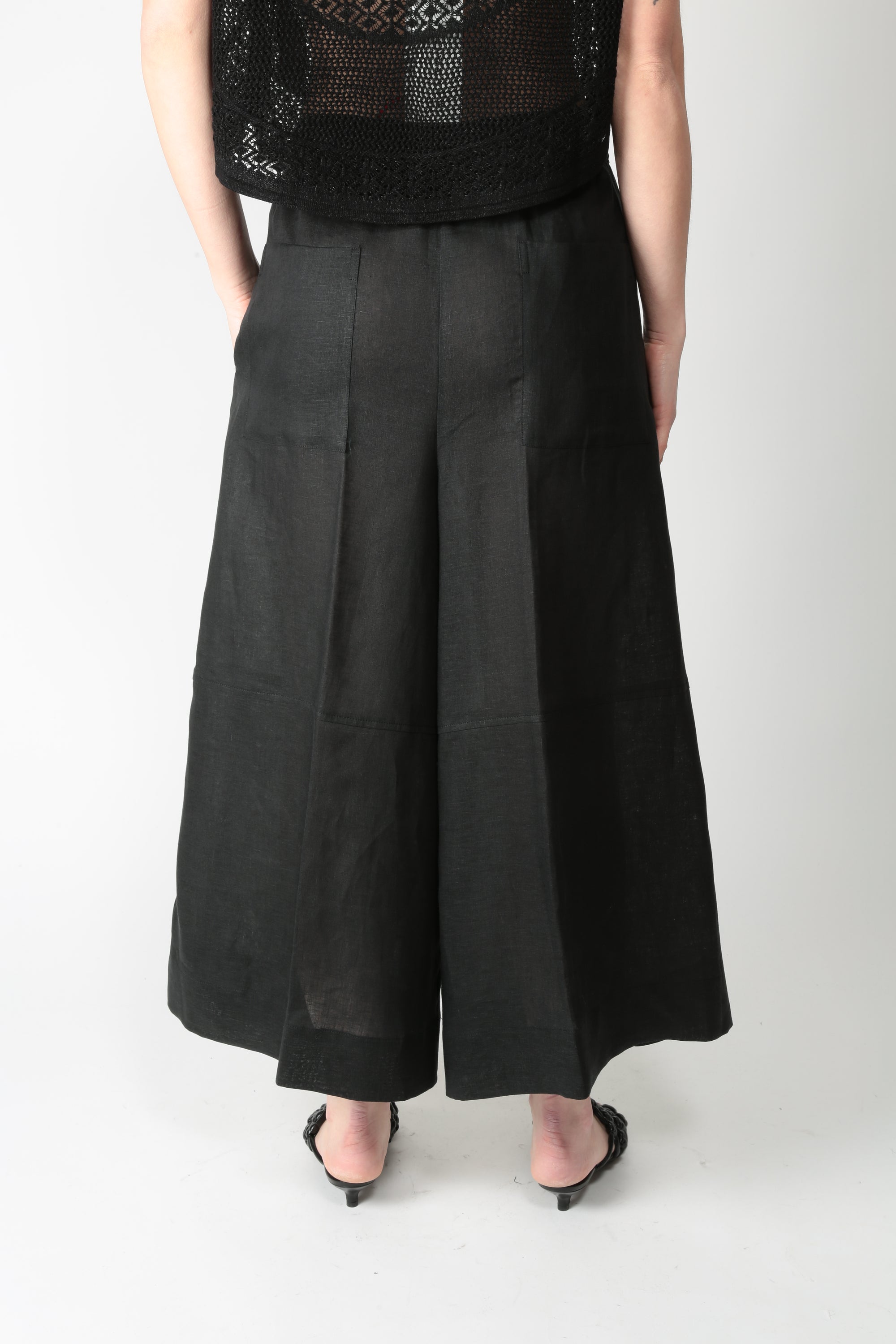 https://admin.shopify.com/store/gulieshop/products/16075259412829#:~:text=https%3A//www.gulieshop.it%20%E2%80%BA%20products%20%E2%80%BA%20l%2Dconti%2Dpantalone%2Din%2Dlino%2Dedgar%2Dl6sl42
