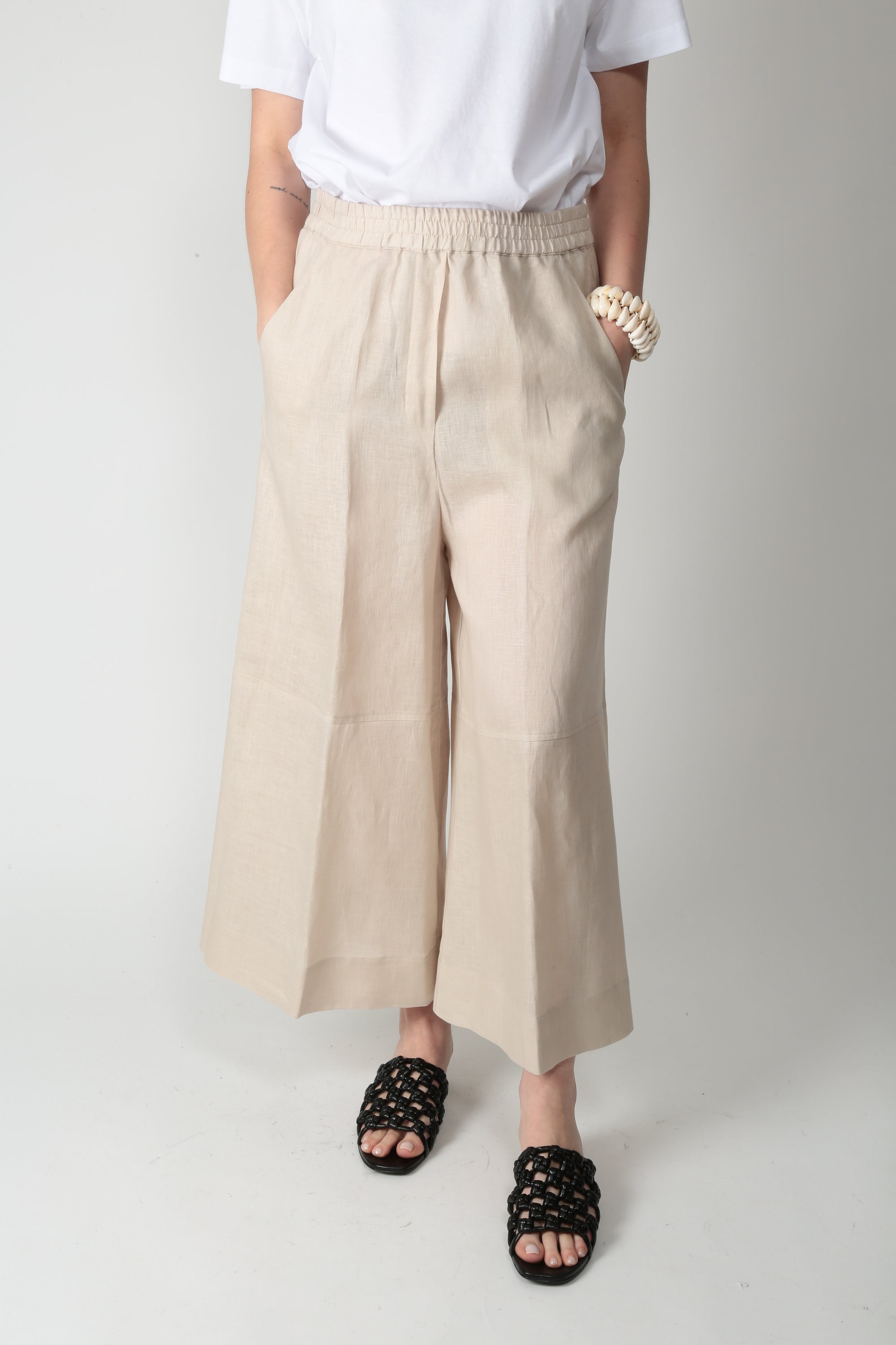 https://admin.shopify.com/store/gulieshop/products/16075259543901#:~:text=https%3A//www.gulieshop.it%20%E2%80%BA%20products%20%E2%80%BA%20l%2Dconti%2Dpantalone%2Din%2Dlino%2Dedgar%2Dl6sl42%2D1
