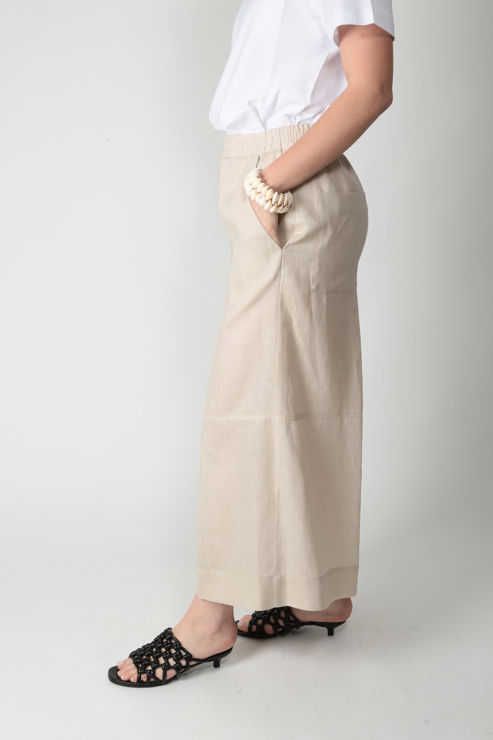 https://admin.shopify.com/store/gulieshop/products/16075259543901#:~:text=https%3A//www.gulieshop.it%20%E2%80%BA%20products%20%E2%80%BA%20l%2Dconti%2Dpantalone%2Din%2Dlino%2Dedgar%2Dl6sl42%2D1