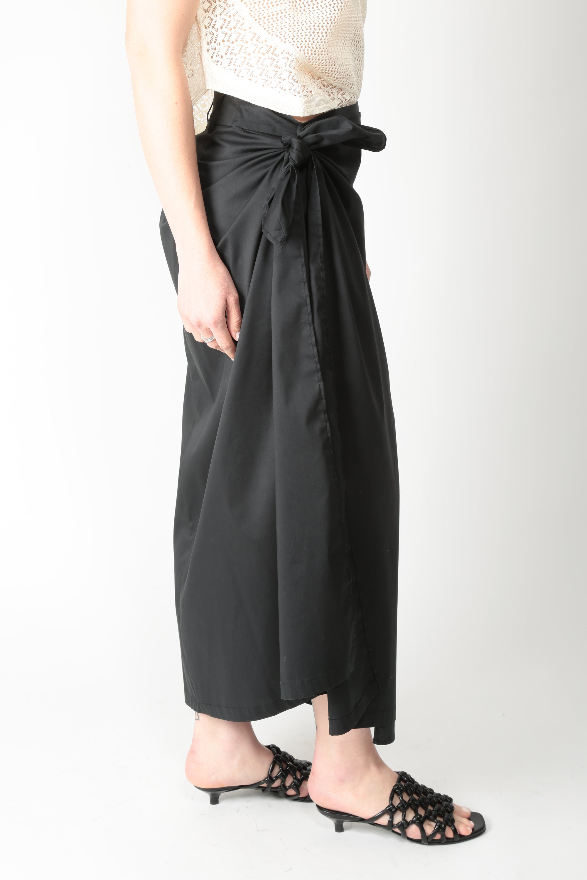 https://admin.shopify.com/store/gulieshop/products/16028296610141#:~:text=https%3A//www.gulieshop.it%20%E2%80%BA%20products%20%E2%80%BA%20l%2Dconti%2Dgonna%2Da%2Dportafoglio%2Dlindsey%2Dl6sk60