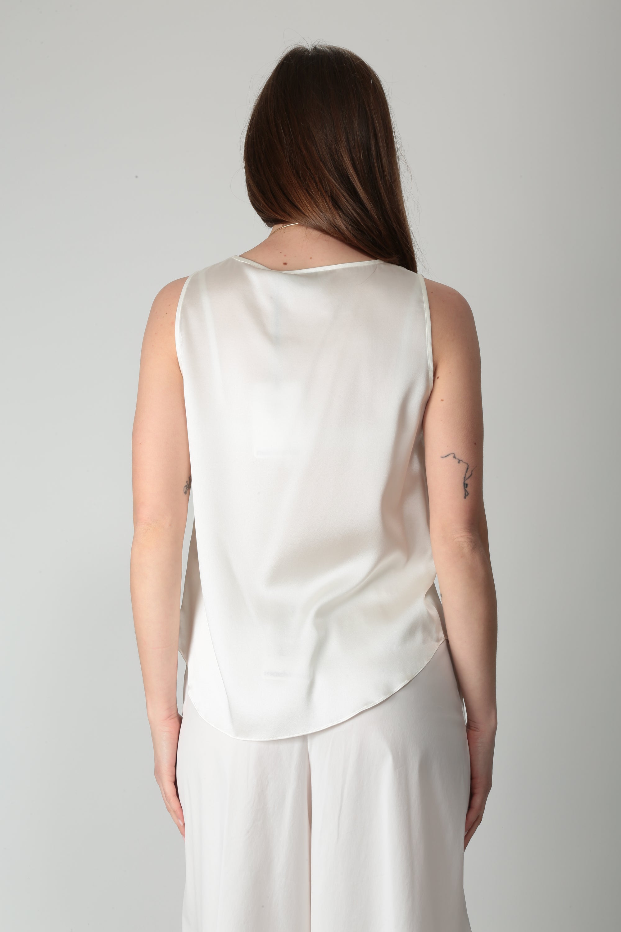 https://admin.shopify.com/store/gulieshop/products/16077380485469#:~:text=https%3A//www.gulieshop.it%20%E2%80%BA%20products%20%E2%80%BA%20maida%2Dmila%2Dtop%2Din%2Dseta%2D261m1064