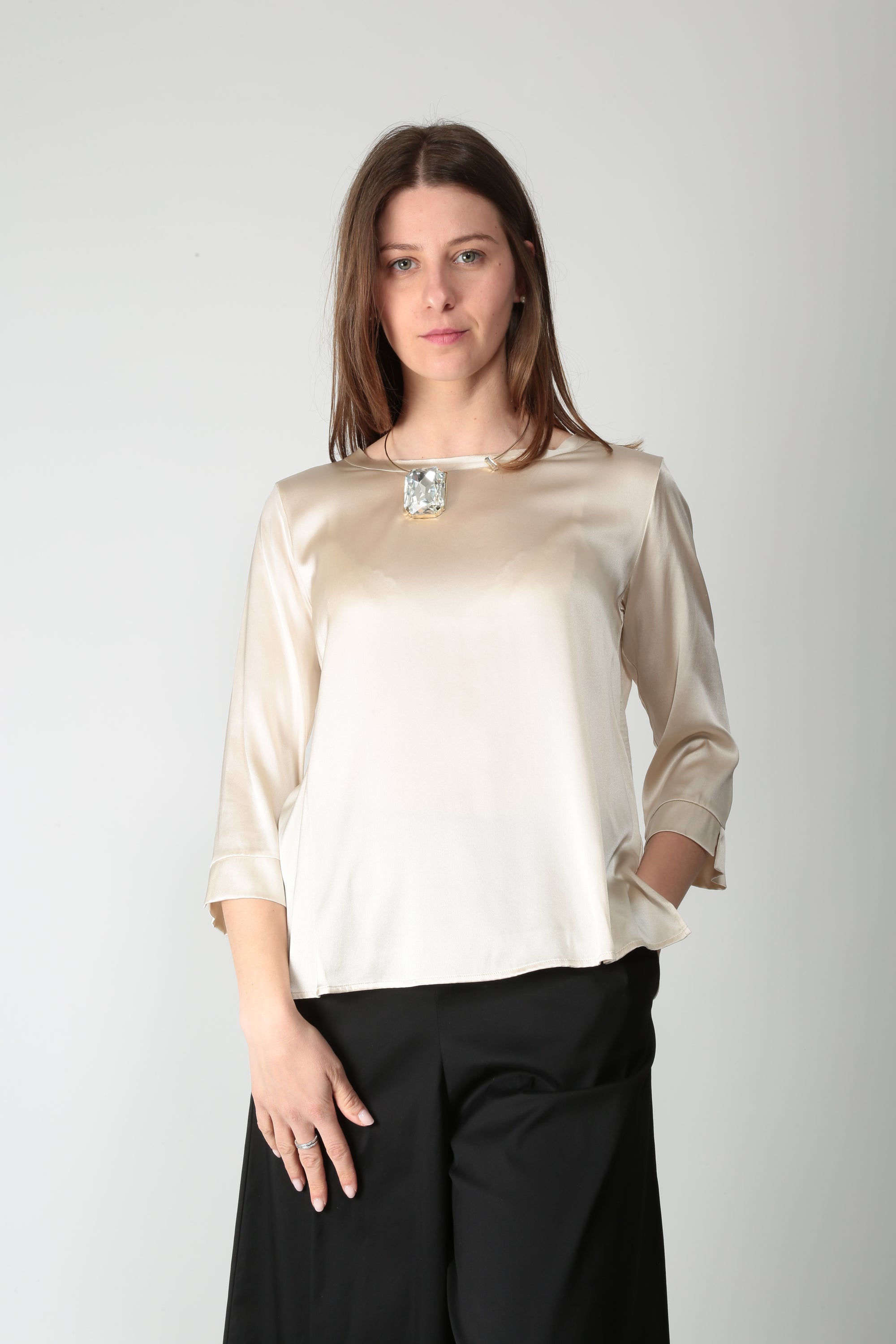 https://admin.shopify.com/store/gulieshop/products/16077380387165#:~:text=https%3A//www.gulieshop.it%20%E2%80%BA%20products%20%E2%80%BA%20maida%2Dmila%2Dt%2Dshirt%2Din%2Dseta%2De%2Dlino%2D261m1061