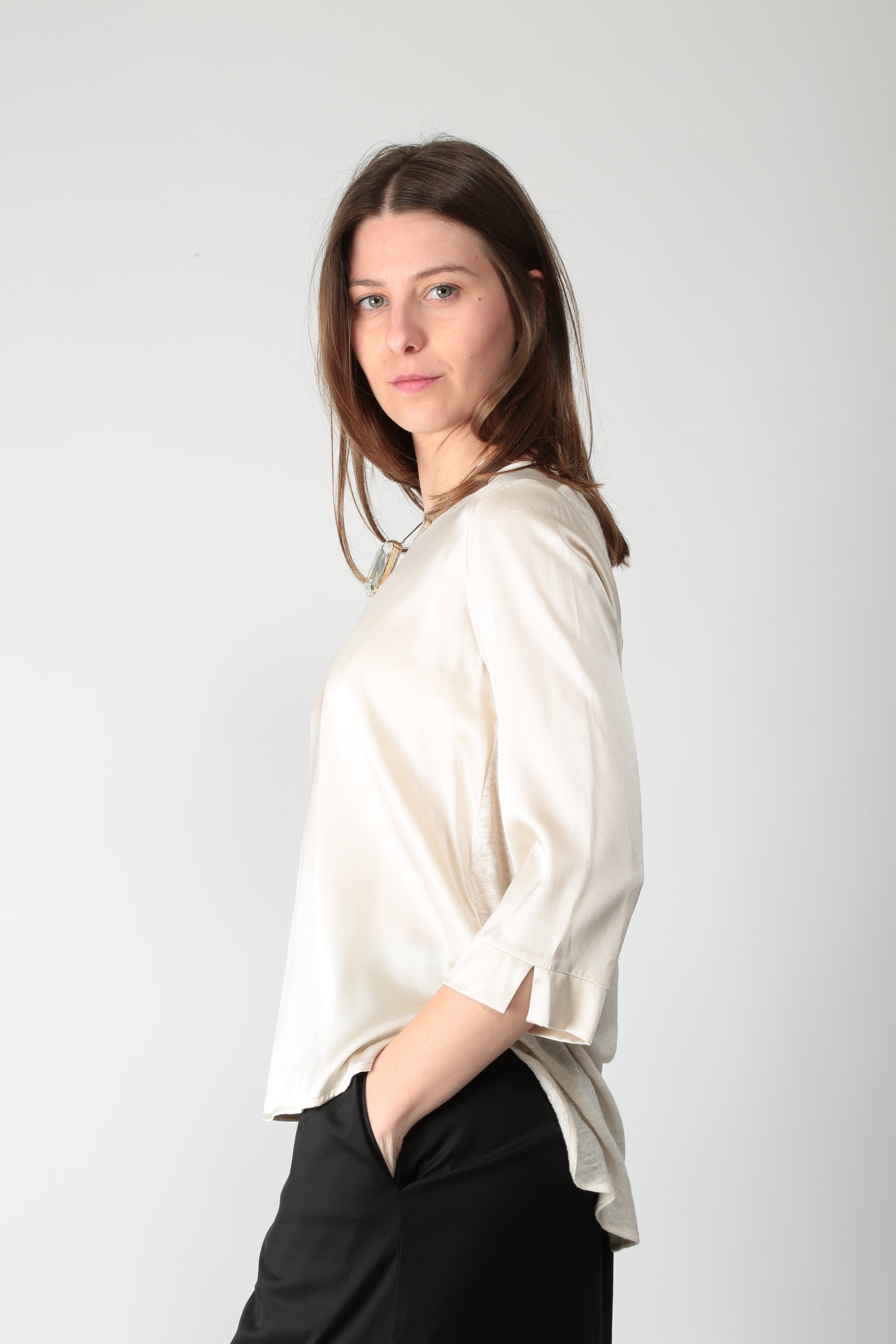 https://admin.shopify.com/store/gulieshop/products/16077380387165#:~:text=https%3A//www.gulieshop.it%20%E2%80%BA%20products%20%E2%80%BA%20maida%2Dmila%2Dt%2Dshirt%2Din%2Dseta%2De%2Dlino%2D261m1061