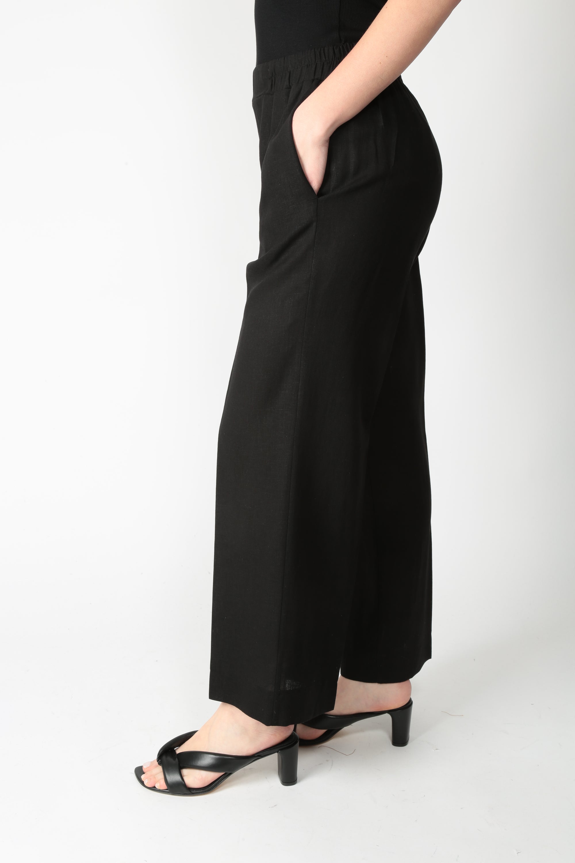https://admin.shopify.com/store/gulieshop/products/16077285753181#:~:text=https%3A//www.gulieshop.it%20%E2%80%BA%20products%20%E2%80%BA%201978%2Dpantalone%2Din%2Dviscosa%2De%2Dlino%2Darianna%2D2