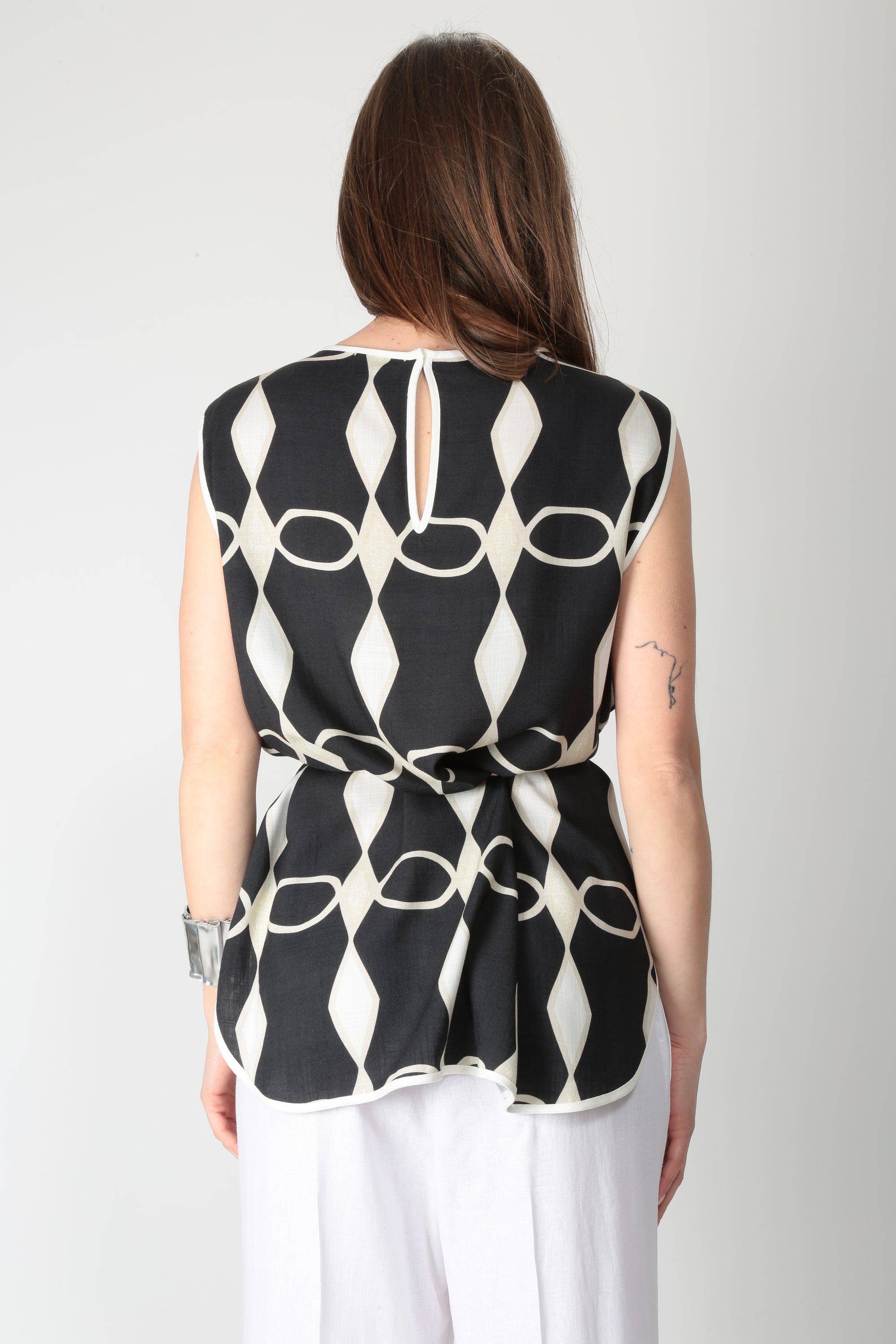 https://admin.shopify.com/store/gulieshop/products/16077285884253#:~:text=https%3A//www.gulieshop.it%20%E2%80%BA%20products%20%E2%80%BA%201978%2Dtop%2Dcon%2Dcintura%2Din%2Dcorda%2Dcreta