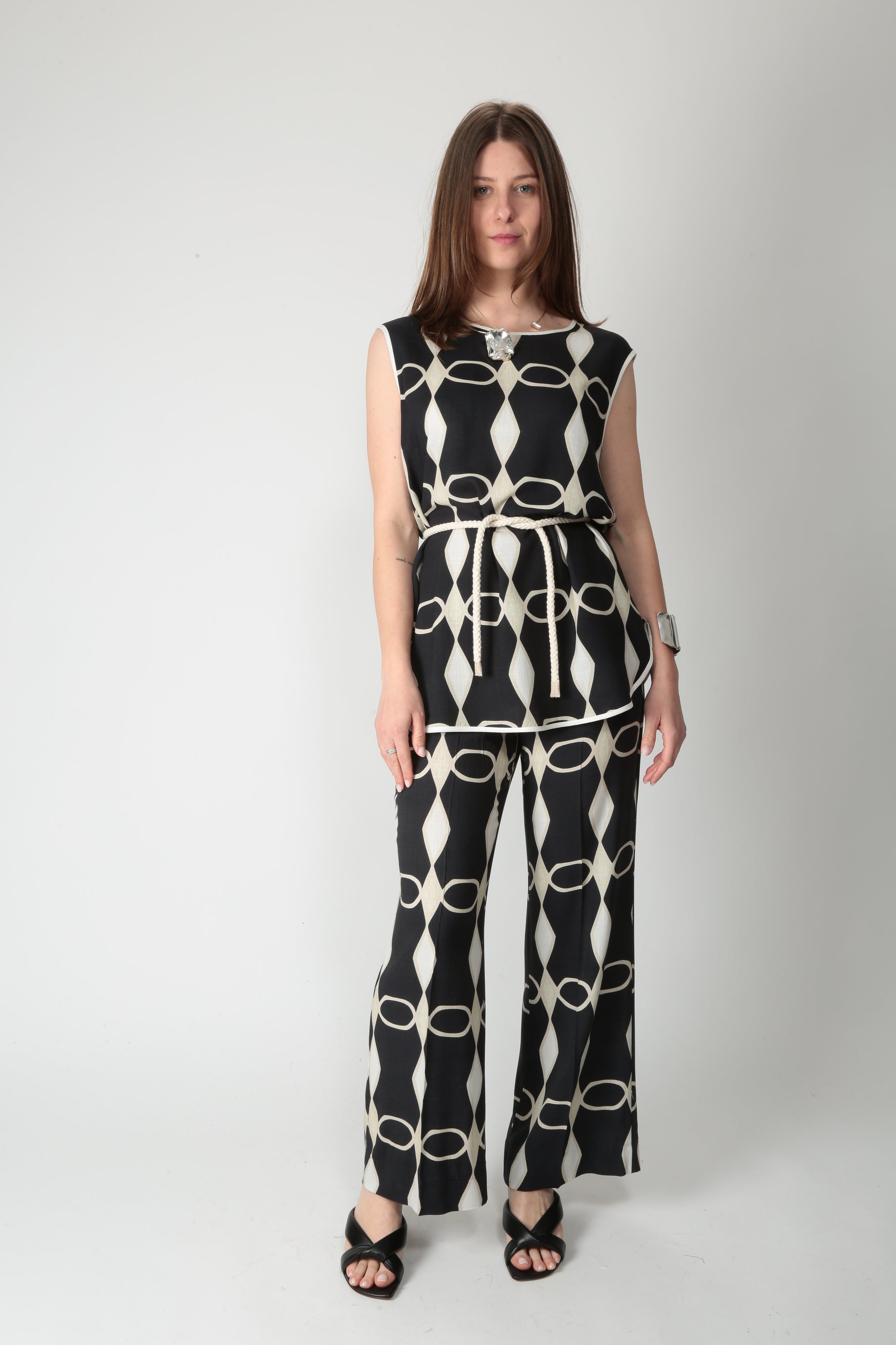 https://admin.shopify.com/store/gulieshop/products/16077285949789#:~:text=https%3A//www.gulieshop.it%20%E2%80%BA%20products%20%E2%80%BA%201978%2Dpantalone%2Din%2Dviscosa%2De%2Dlino%2Dzagabria