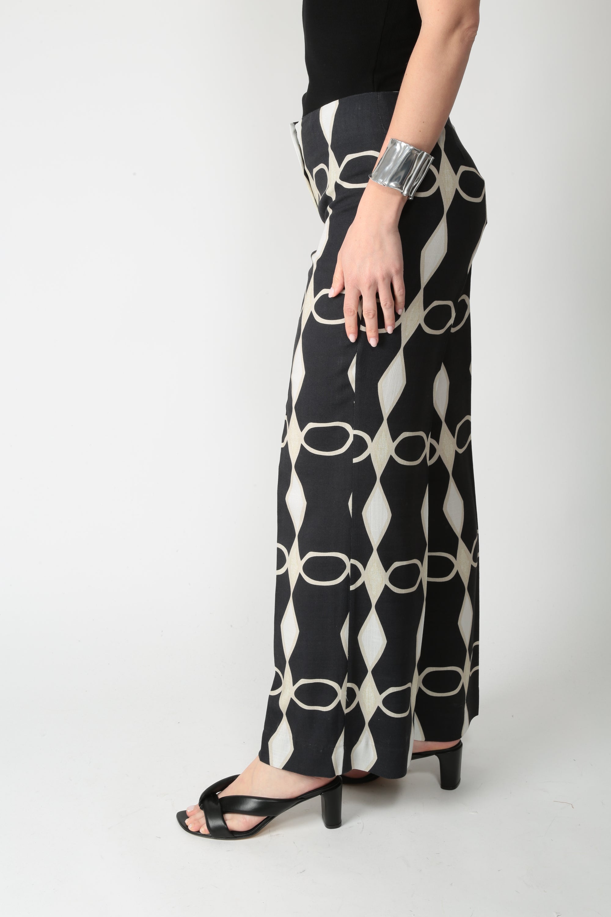 https://admin.shopify.com/store/gulieshop/products/16077285949789#:~:text=https%3A//www.gulieshop.it%20%E2%80%BA%20products%20%E2%80%BA%201978%2Dpantalone%2Din%2Dviscosa%2De%2Dlino%2Dzagabria
