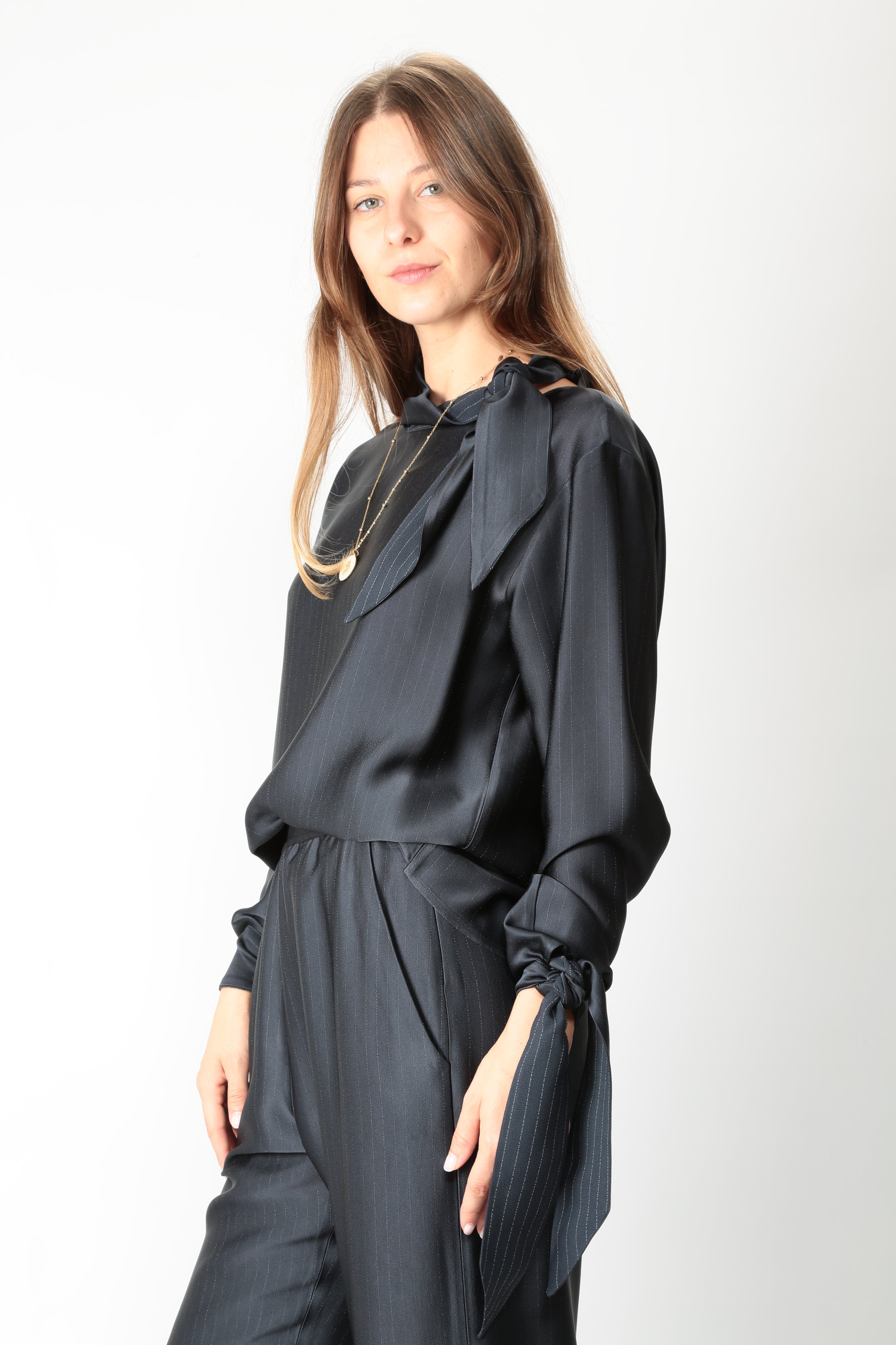 https://admin.shopify.com/store/gulieshop/products/15621934350685#:~:text=https%3A//www.gulieshop.it%20%E2%80%BA%20products%20%E2%80%BA%20tela%2Dcamicia%2Dgessata%2Dcon%2Dfiocco%2Drebel