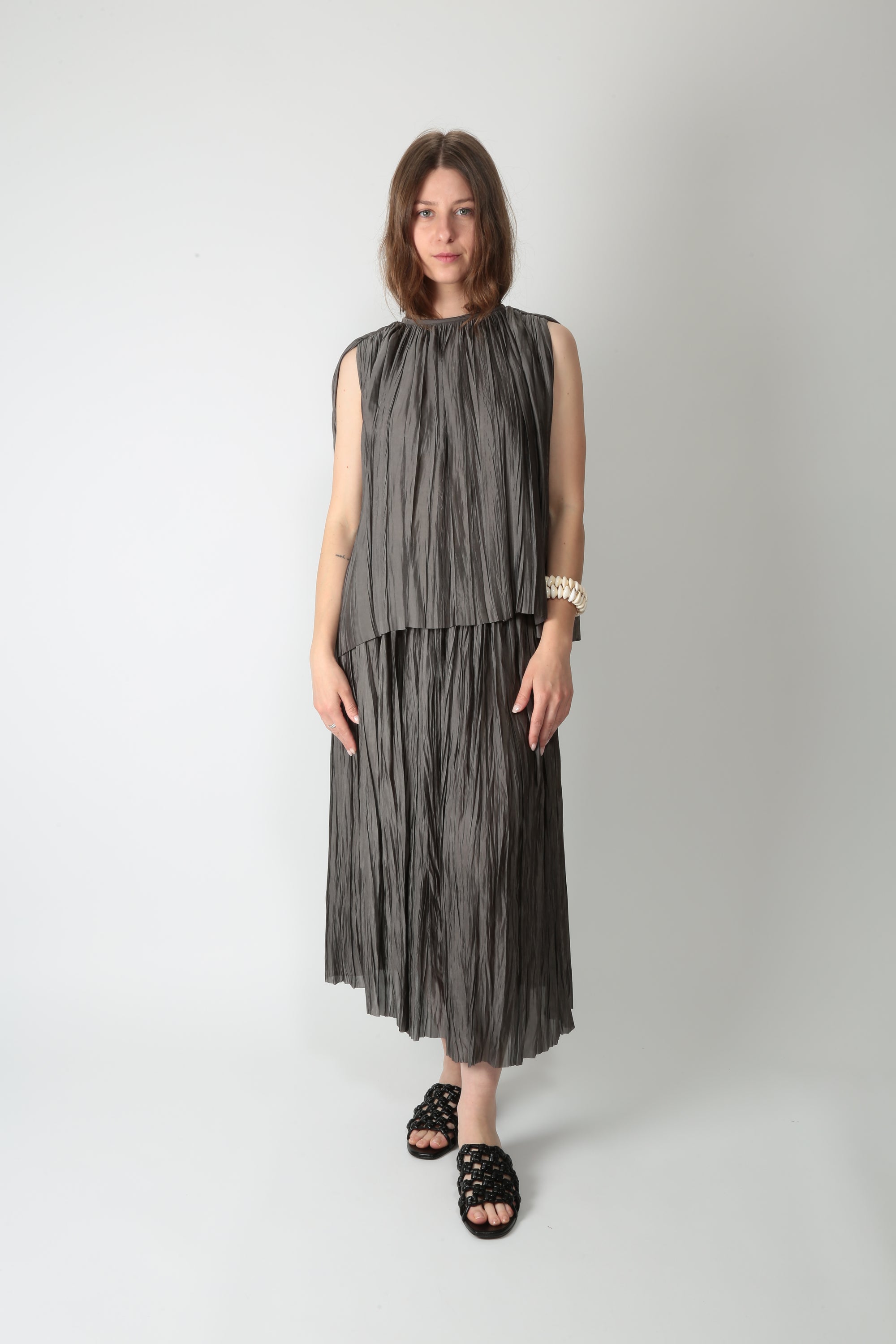 https://admin.shopify.com/store/gulieshop/products/16012870386013#:~:text=https%3A//www.gulieshop.it%20%E2%80%BA%20products%20%E2%80%BA%20r%2Dcollina%2Dgonna%2Dplisse%2D261fxa57067%2D1