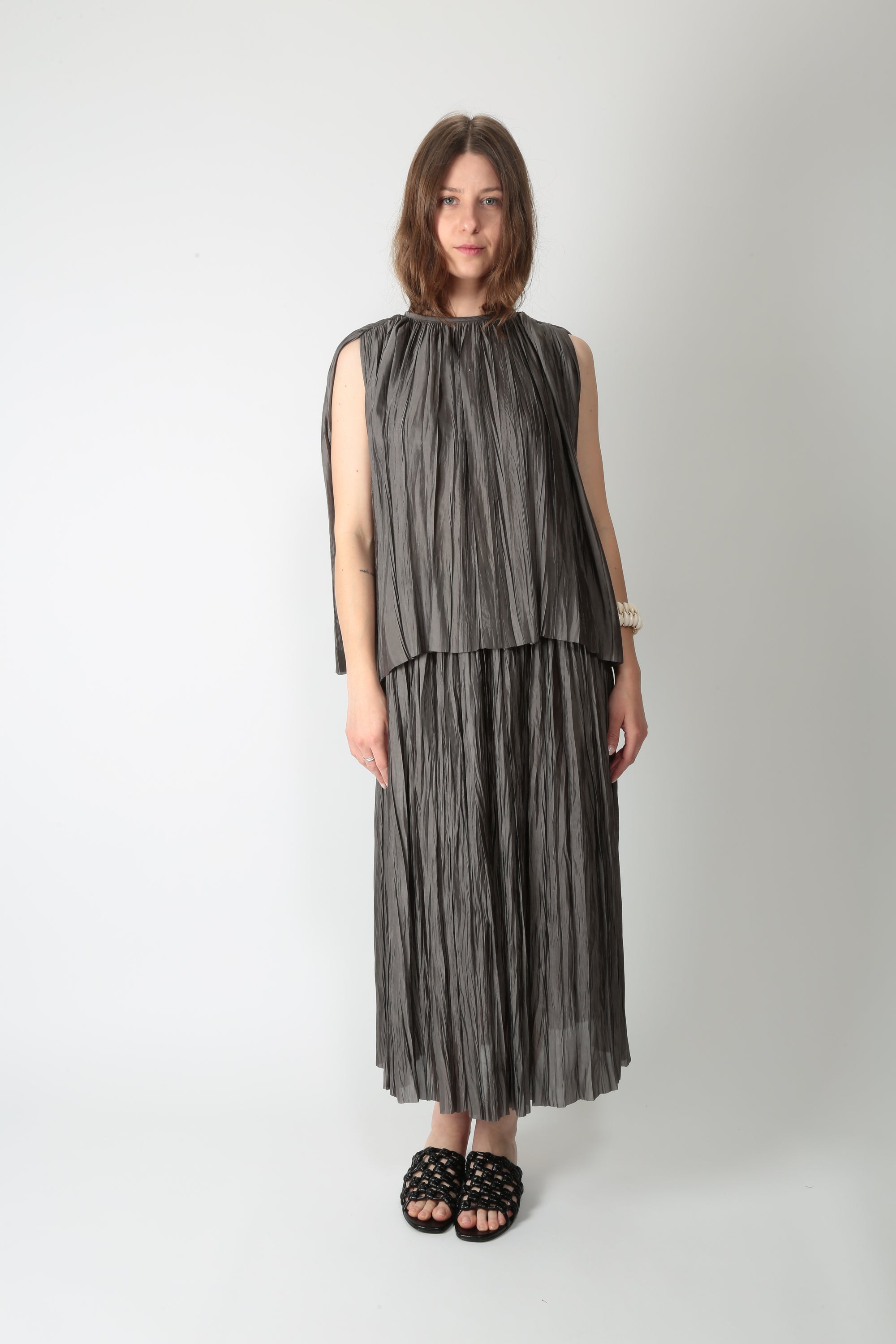https://admin.shopify.com/store/gulieshop/products/16012870386013#:~:text=https%3A//www.gulieshop.it%20%E2%80%BA%20products%20%E2%80%BA%20r%2Dcollina%2Dgonna%2Dplisse%2D261fxa57067%2D1