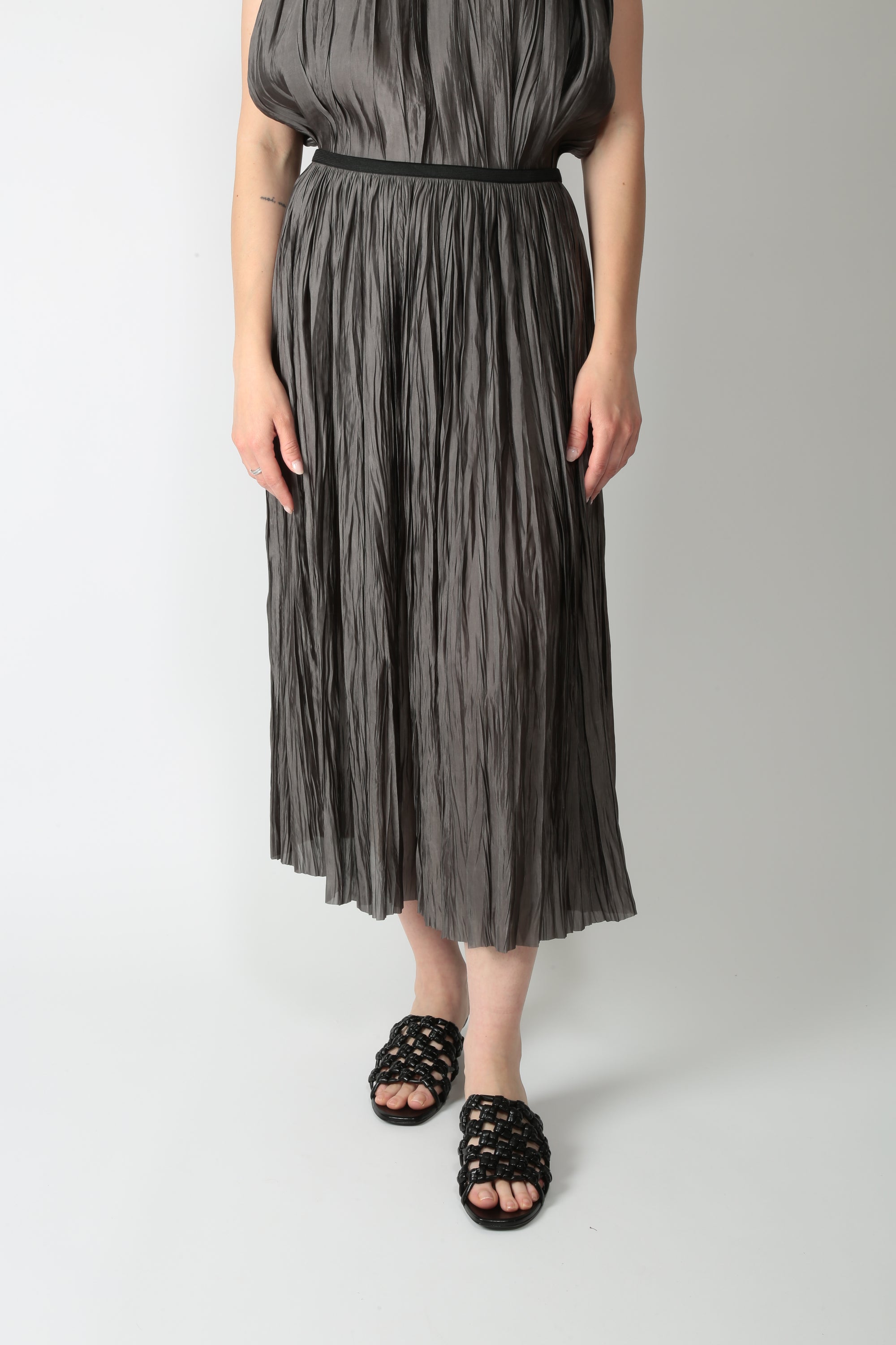 https://admin.shopify.com/store/gulieshop/products/16012870386013#:~:text=https%3A//www.gulieshop.it%20%E2%80%BA%20products%20%E2%80%BA%20r%2Dcollina%2Dgonna%2Dplisse%2D261fxa57067%2D1