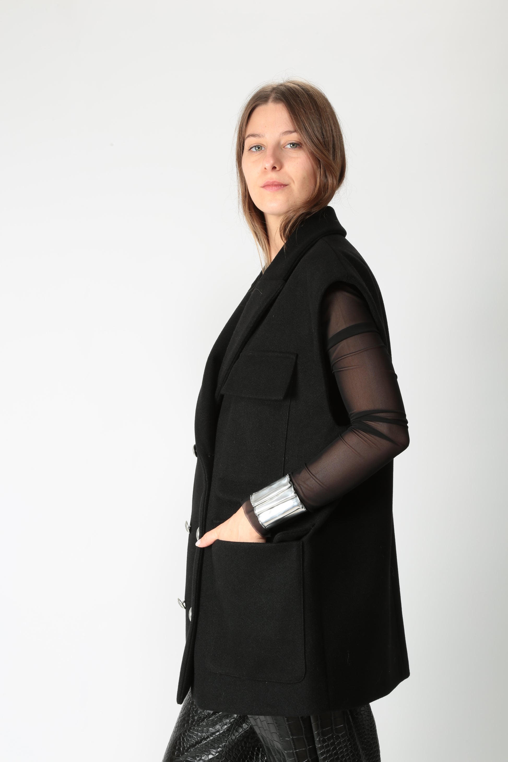 https://admin.shopify.com/store/gulieshop/products/15617498349917#:~:text=https%3A//www.gulieshop.it%20%E2%80%BA%20products%20%E2%80%BA%20the%2Dm%2Dgilet%2Doversize%2Dfrank