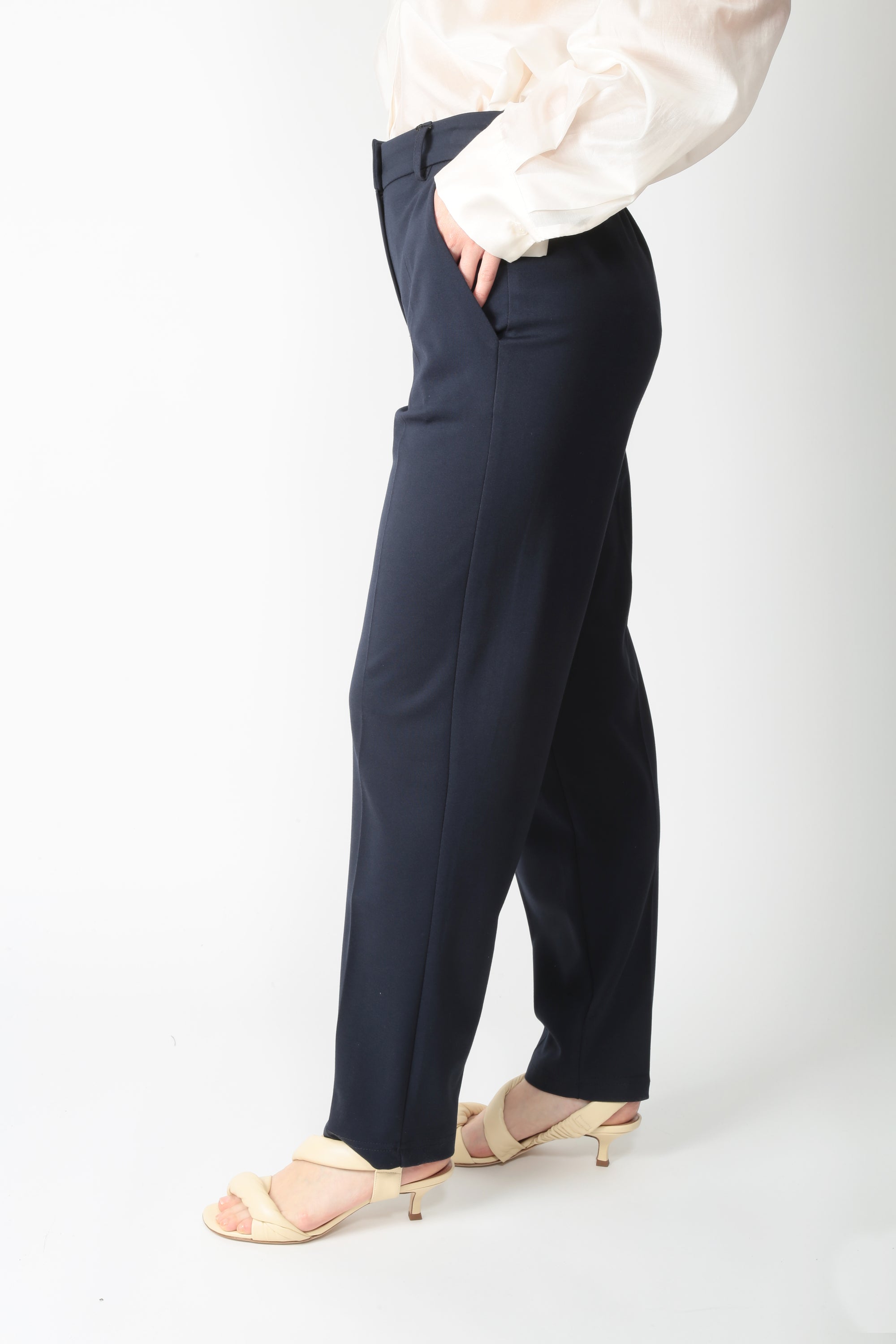 https://admin.shopify.com/store/gulieshop/products/16121551520093#:~:text=https%3A//www.gulieshop.it%20%E2%80%BA%20products%20%E2%80%BA%20tensione%2Din%2Dpantalone%2D26p4441