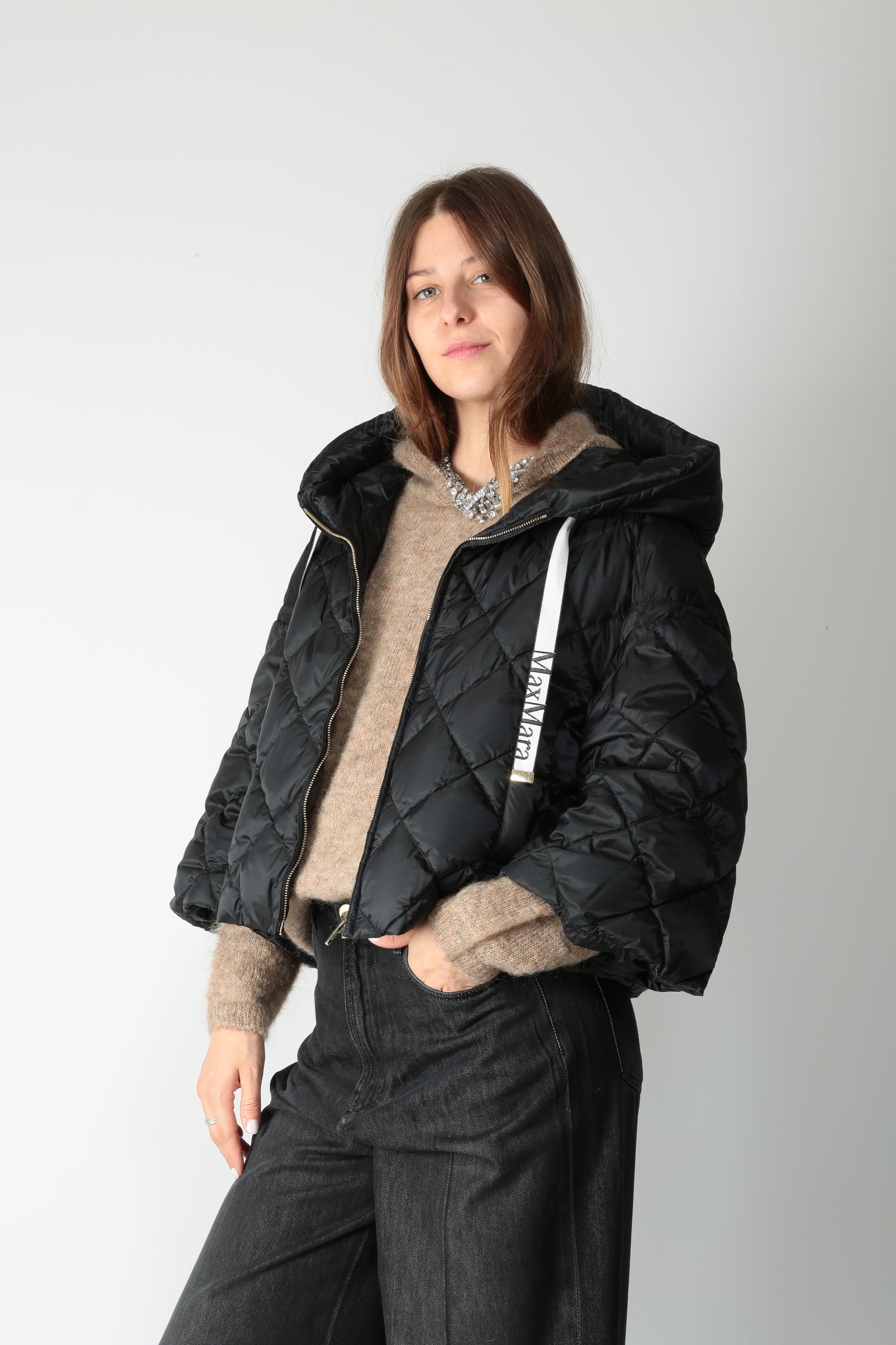https://admin.shopify.com/store/gulieshop/products/15659295408477#:~:text=https%3A//www.gulieshop.it%20%E2%80%BA%20products%20%E2%80%BA%20maxmara%2Dthe%2Dcube%2Dgiacca%2Dcorta%2Dimbottita%2Dsisoft
