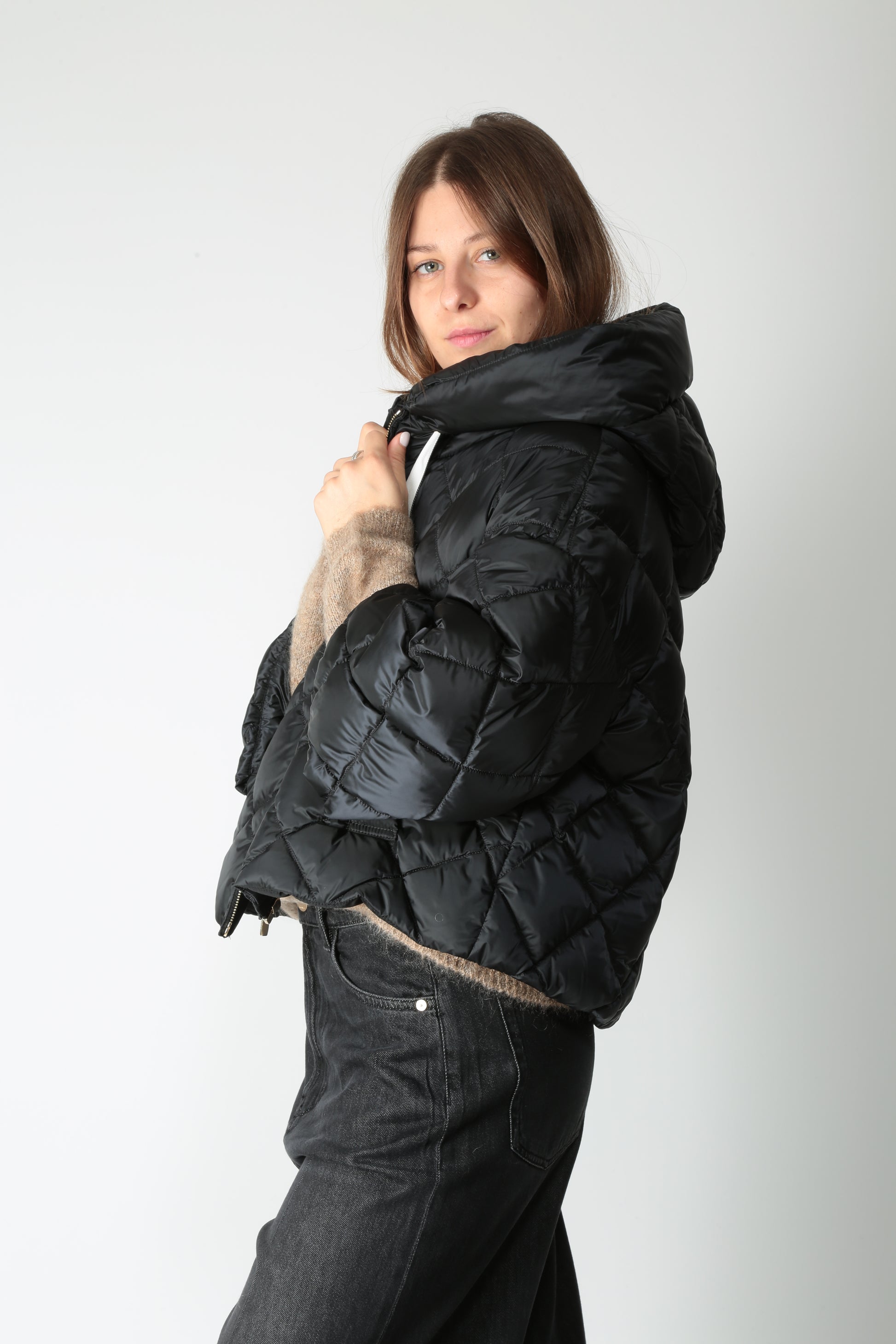 https://admin.shopify.com/store/gulieshop/products/15659295408477#:~:text=https%3A//www.gulieshop.it%20%E2%80%BA%20products%20%E2%80%BA%20maxmara%2Dthe%2Dcube%2Dgiacca%2Dcorta%2Dimbottita%2Dsisoft