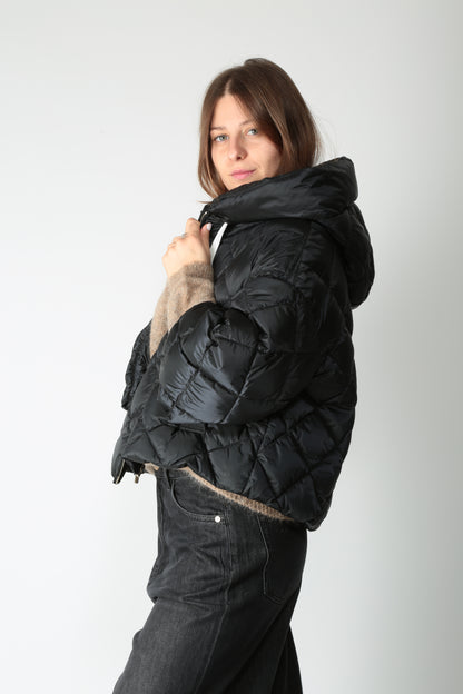 https://admin.shopify.com/store/gulieshop/products/15659295408477#:~:text=https%3A//www.gulieshop.it%20%E2%80%BA%20products%20%E2%80%BA%20maxmara%2Dthe%2Dcube%2Dgiacca%2Dcorta%2Dimbottita%2Dsisoft