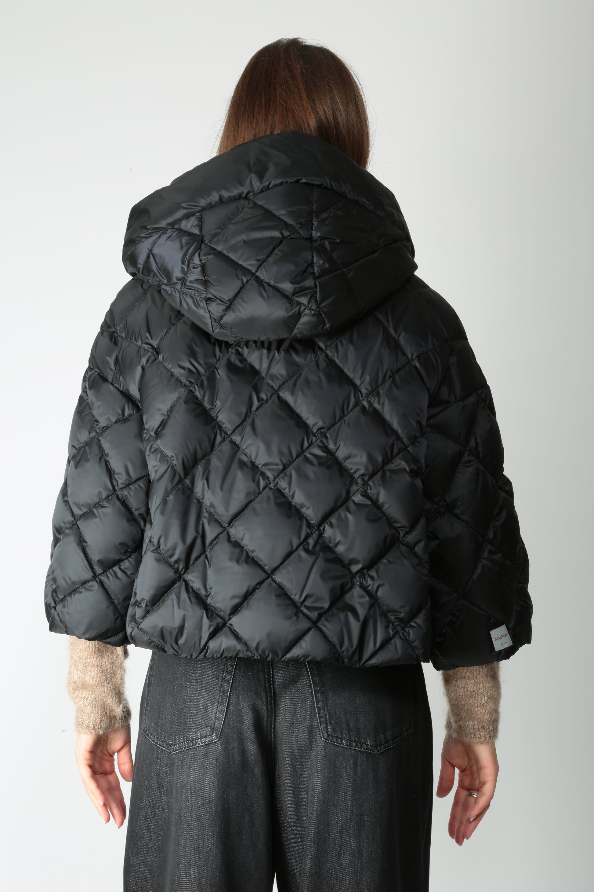 https://admin.shopify.com/store/gulieshop/products/15659295408477#:~:text=https%3A//www.gulieshop.it%20%E2%80%BA%20products%20%E2%80%BA%20maxmara%2Dthe%2Dcube%2Dgiacca%2Dcorta%2Dimbottita%2Dsisoft