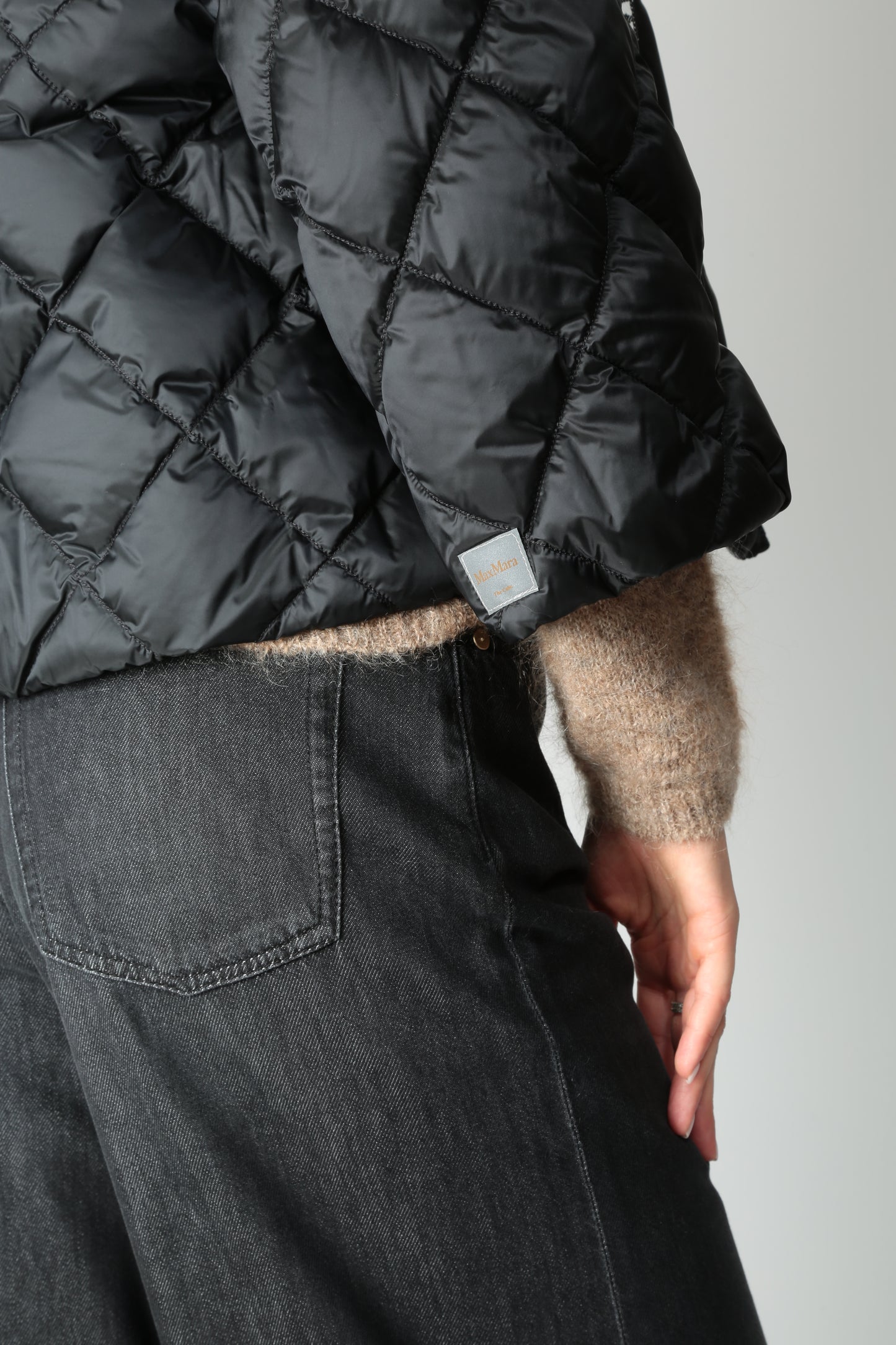 https://admin.shopify.com/store/gulieshop/products/15659295408477#:~:text=https%3A//www.gulieshop.it%20%E2%80%BA%20products%20%E2%80%BA%20maxmara%2Dthe%2Dcube%2Dgiacca%2Dcorta%2Dimbottita%2Dsisoft