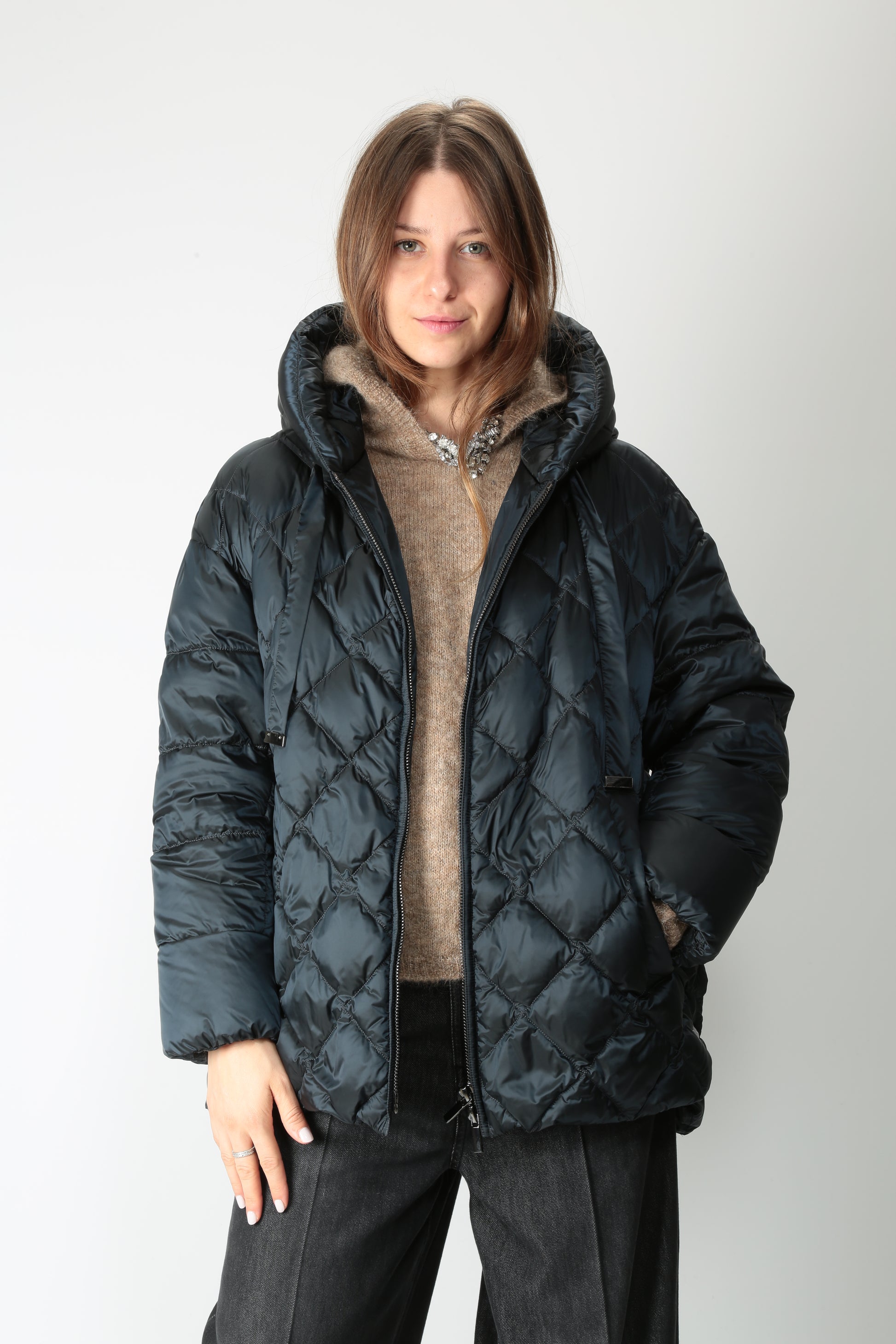 https://admin.shopify.com/store/gulieshop/products/15645399089501#:~:text=https%3A//www.gulieshop.it%20%E2%80%BA%20products%20%E2%80%BA%20maxmara%2Dthe%2Dcube%2Dpiumino%2Dimbottito%2Dsofte