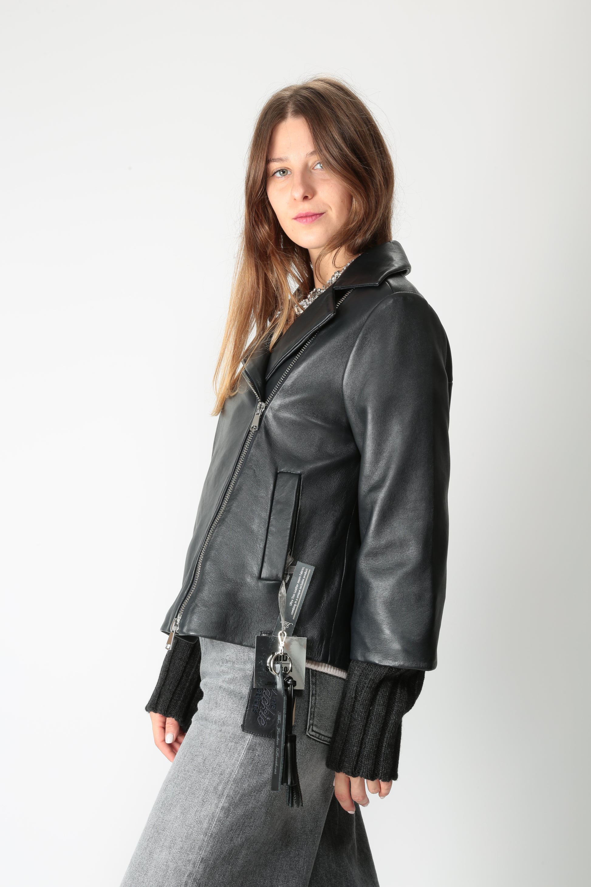 https://admin.shopify.com/store/gulieshop/products/15663934931293#:~:text=https%3A//www.gulieshop.it%20%E2%80%BA%20products%20%E2%80%BA%20jackie%2Dgiacca%2Dchiodo%2Din%2Dpelle%2Dgemini