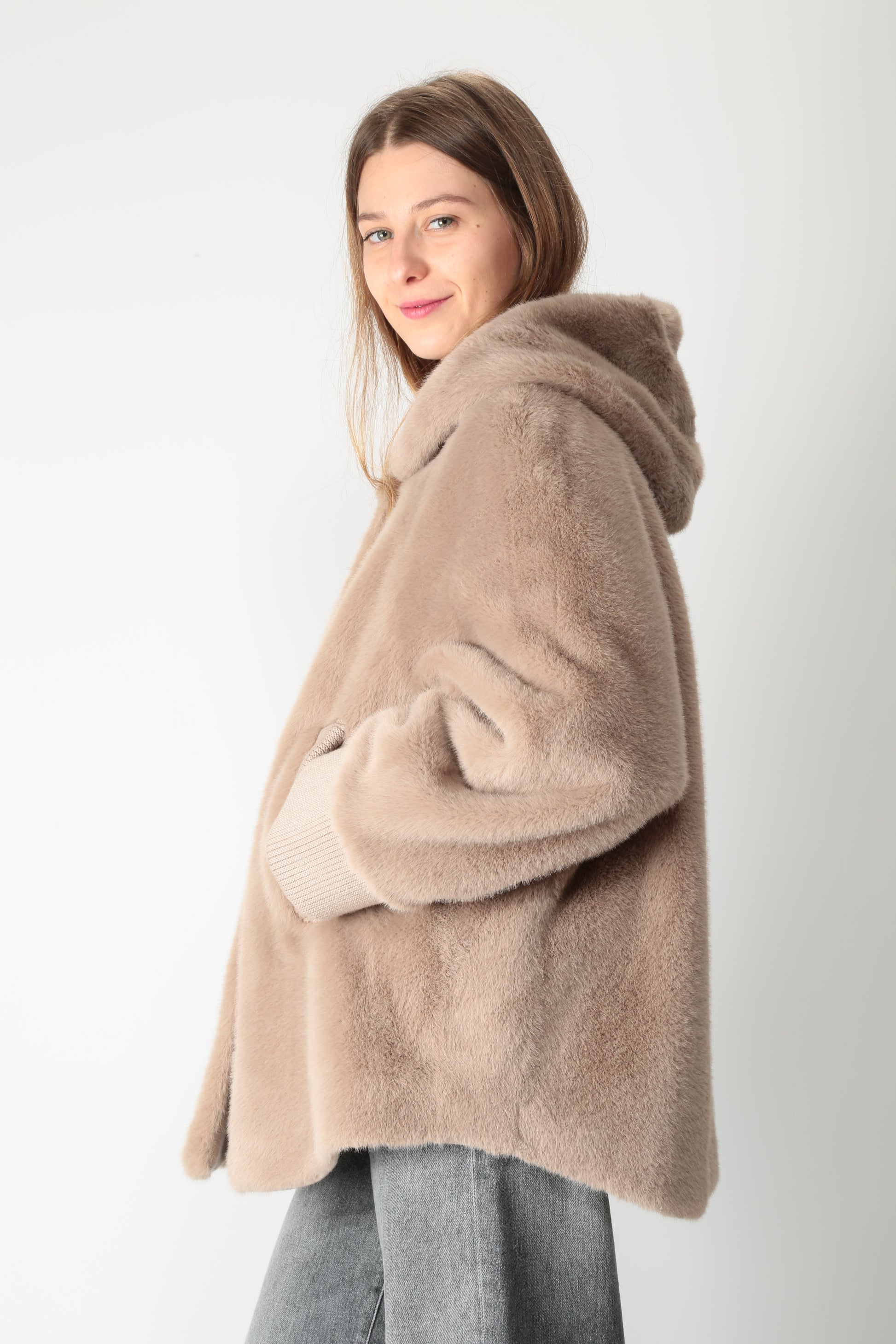 https://admin.shopify.com/store/gulieshop/products/15663943352669#:~:text=https%3A//www.gulieshop.it%20%E2%80%BA%20products%20%E2%80%BA%20violanti%2Dcappotto%2Dcorto%2Dcon%2Dcappuccio%2Dve426%2D5500
