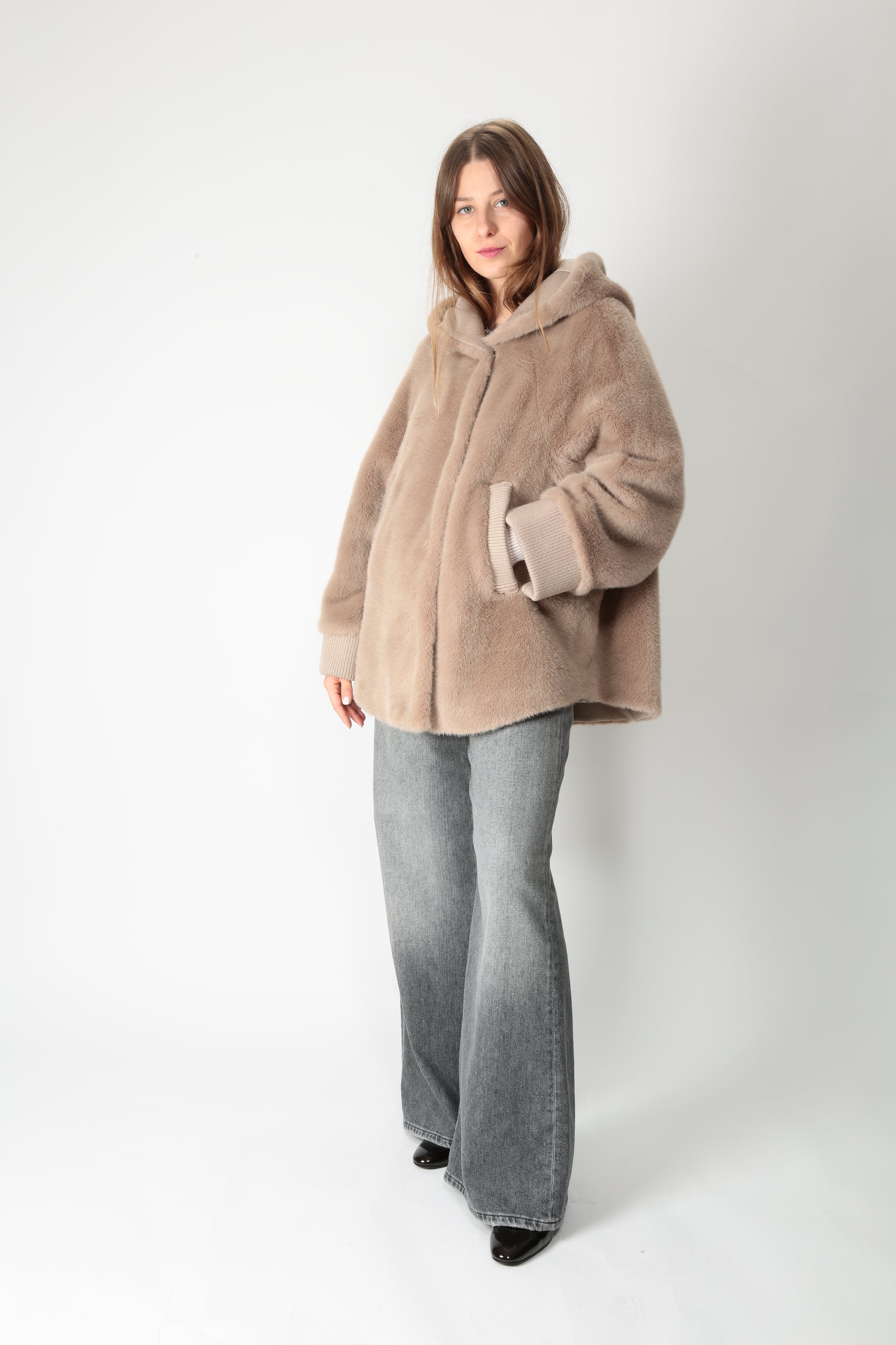 https://admin.shopify.com/store/gulieshop/products/15663943352669#:~:text=https%3A//www.gulieshop.it%20%E2%80%BA%20products%20%E2%80%BA%20violanti%2Dcappotto%2Dcorto%2Dcon%2Dcappuccio%2Dve426%2D5500