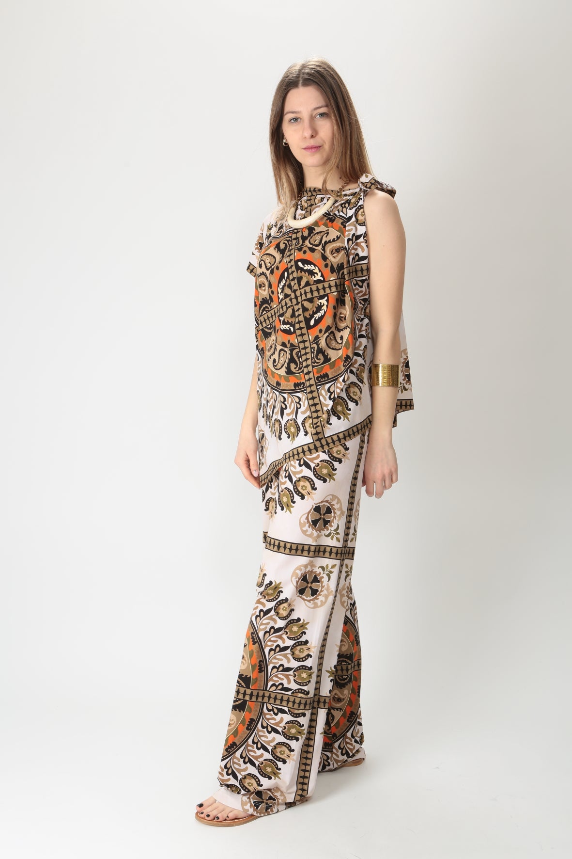 https://admin.shopify.com/store/gulieshop/products/9002513596765#:~:text=Invia-,Maliprami%20Pantalone%20fluido%20Suzani%20oro%20JH753070628,-Contenuto%20multimediale%201