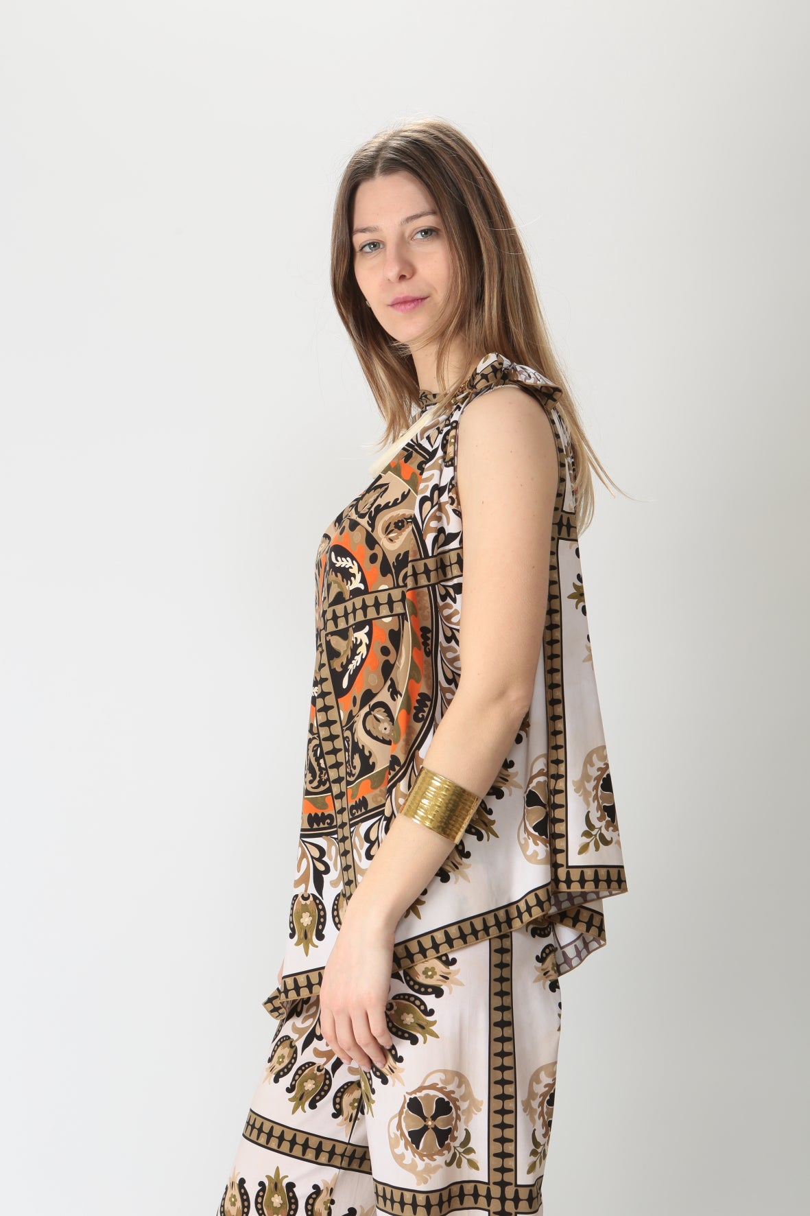 https://admin.shopify.com/store/gulieshop/products/9002513629533#:~:text=Invia-,Maliparmi%20Top%20con%20fiocco%20Suzani%20crow%20JP5501%2070628,-Contenuto%20multimediale%201
