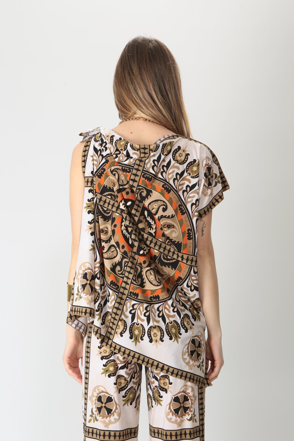 https://admin.shopify.com/store/gulieshop/products/9002513629533#:~:text=Invia-,Maliparmi%20Top%20con%20fiocco%20Suzani%20crow%20JP5501%2070628,-Contenuto%20multimediale%201