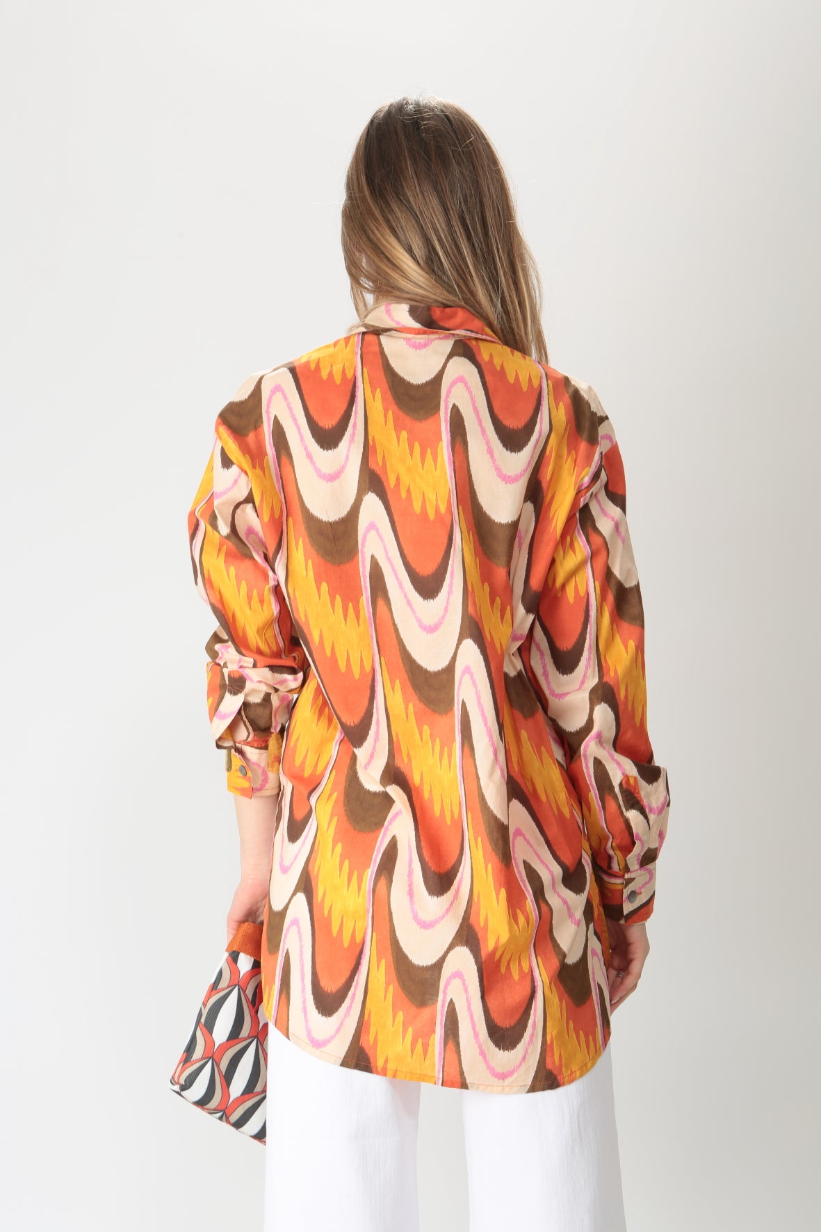 https://admin.shopify.com/store/gulieshop/products/9113094619485#:~:text=Invia-,Maliparmi%20Camicia%20oversize%20in%20cotone%20Ikat%20Wave%20JM5489%2D15194,-Contenuto%20multimediale%201
